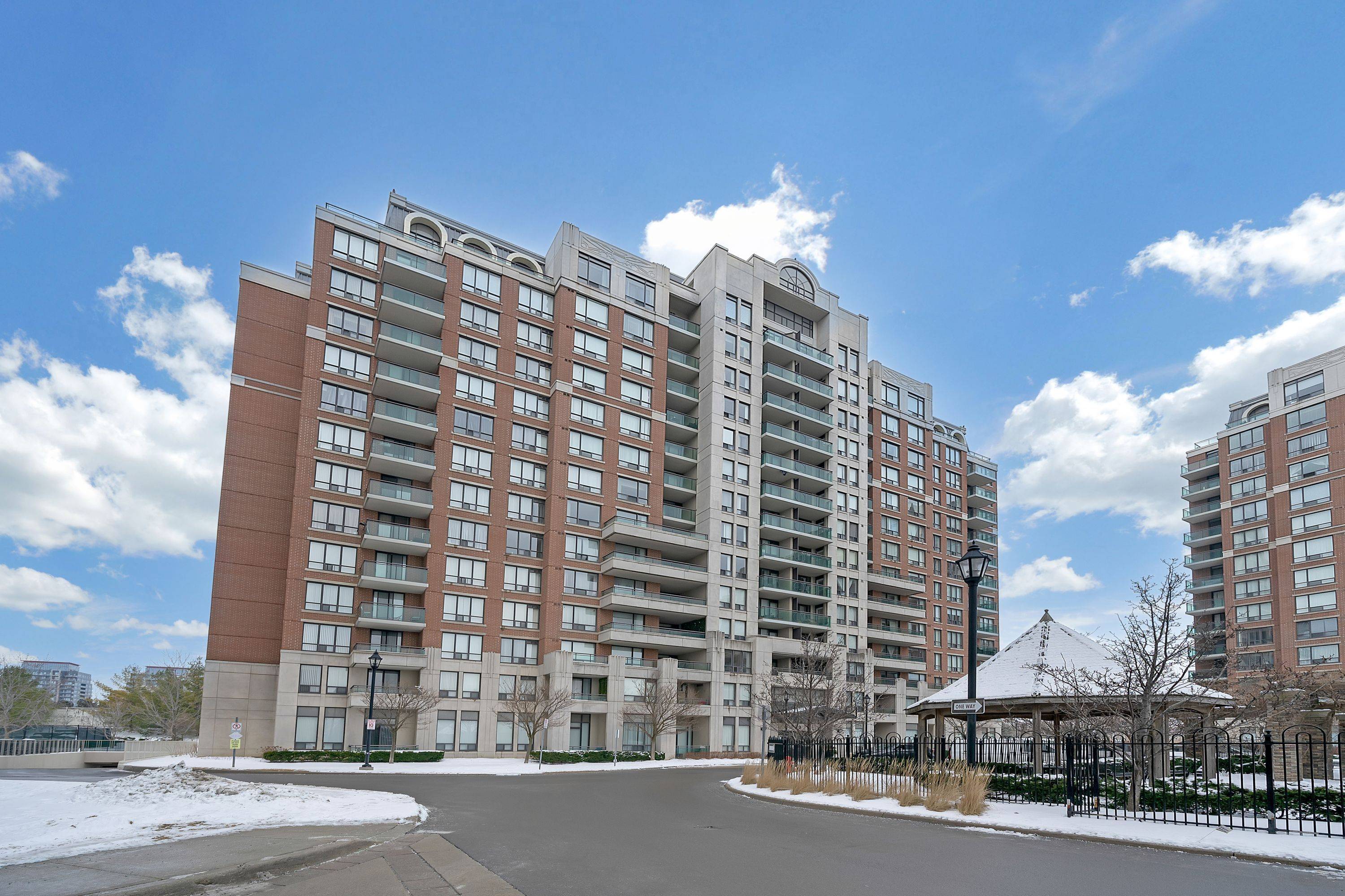 Richmond Hill, ON L4C 0T6,330 Red Maple RD #1204