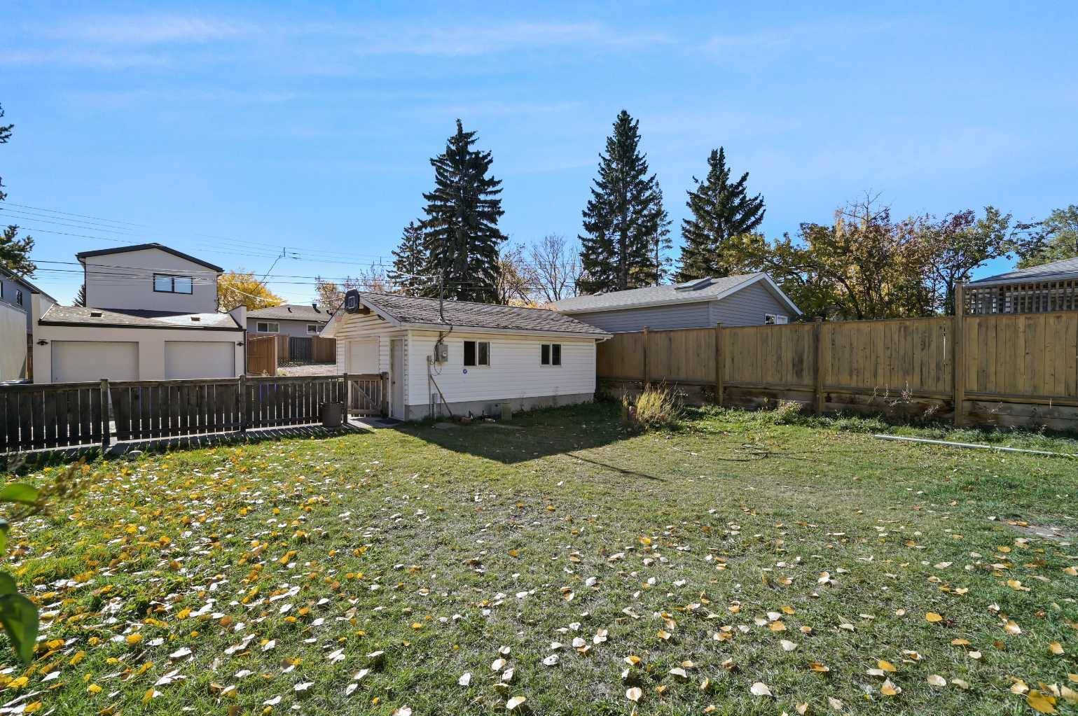 Calgary, AB T3E 4R4,3243 Kenmare CRES SW