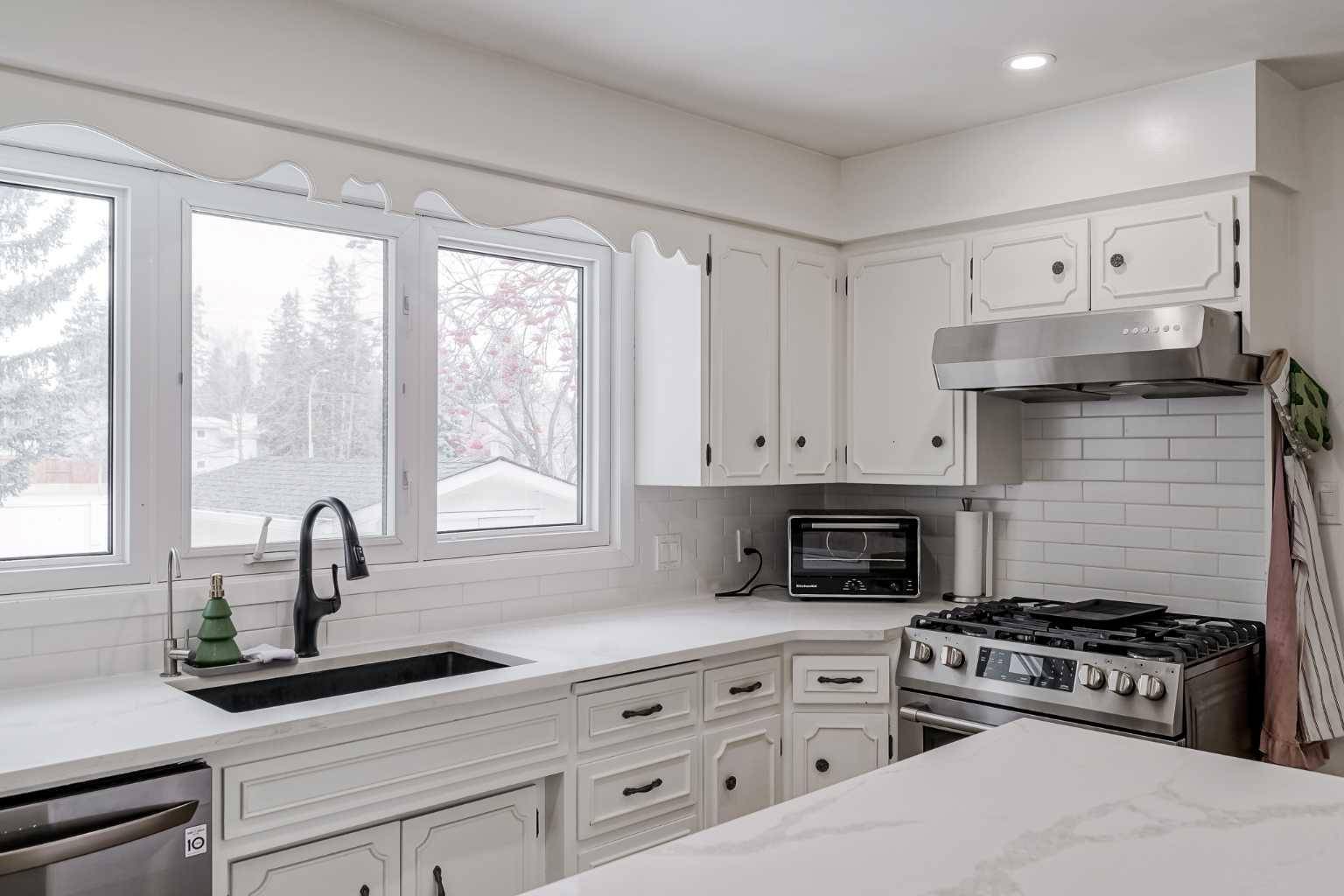 Calgary, AB T3E6J2,6737 Livingstone DR SW