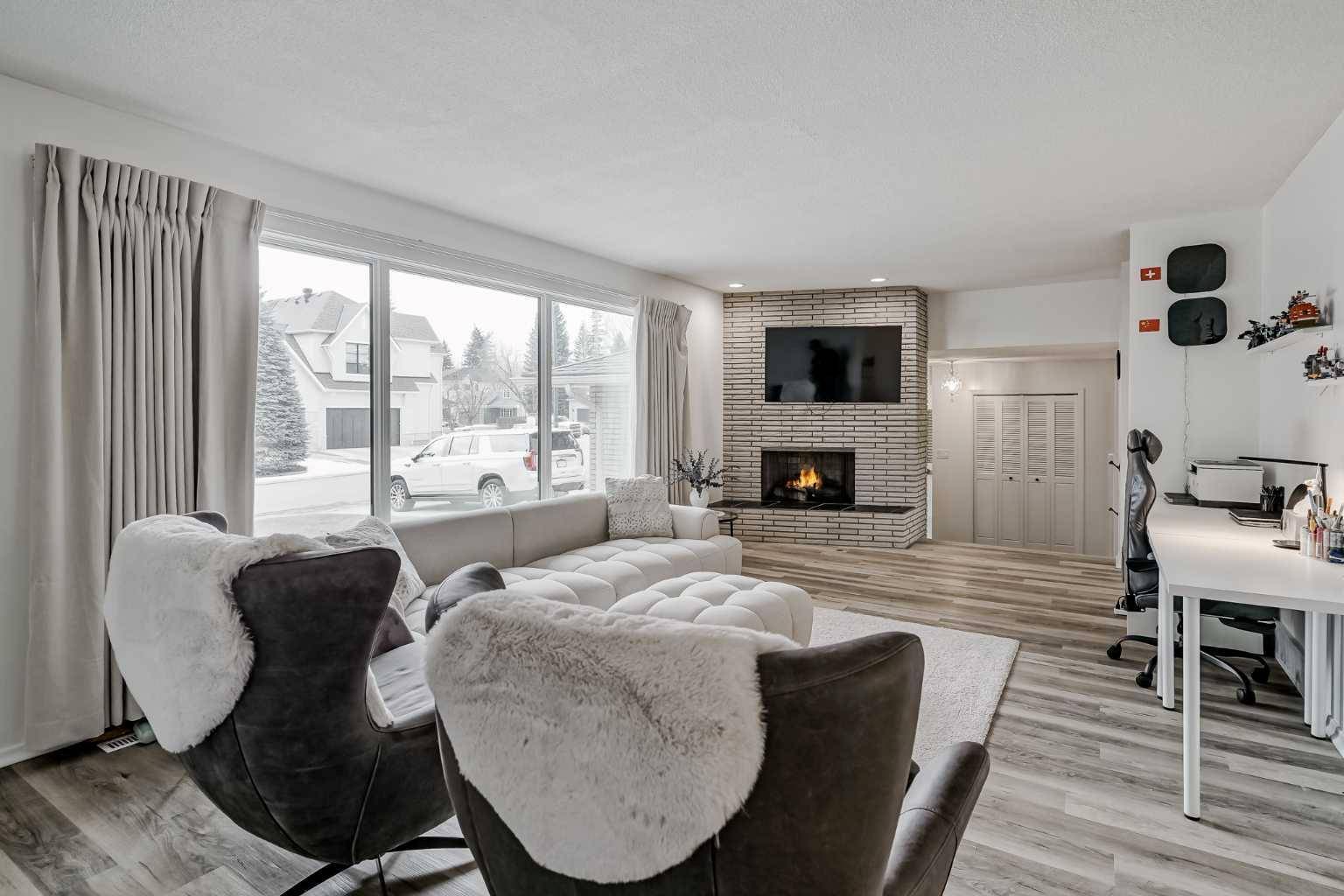 Calgary, AB T3E6J2,6737 Livingstone DR SW