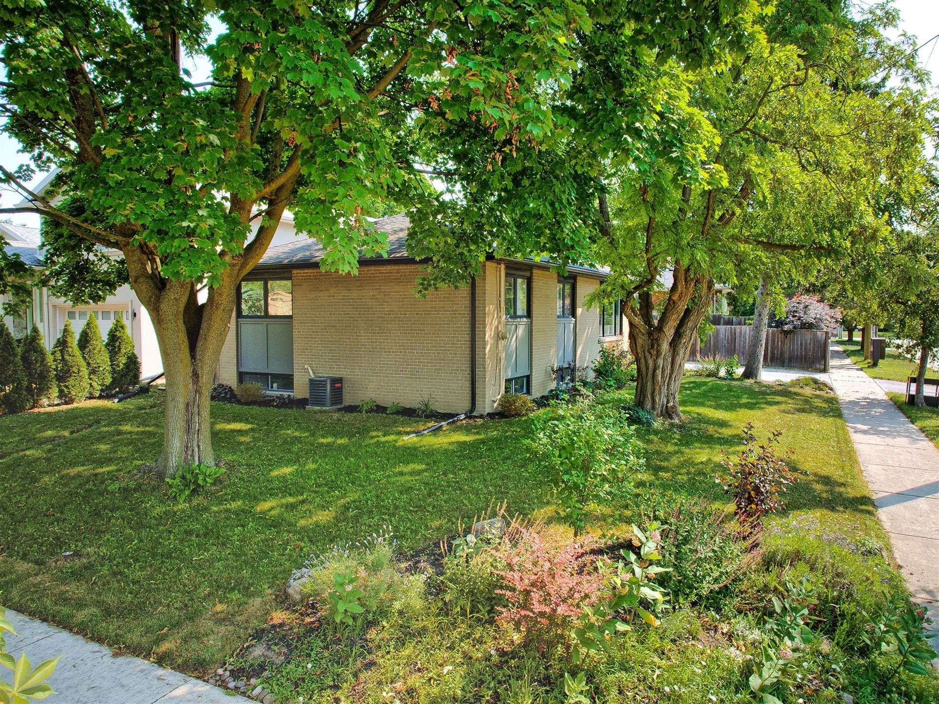 Toronto W08, ON M9B 3A7,4 Sabine RD