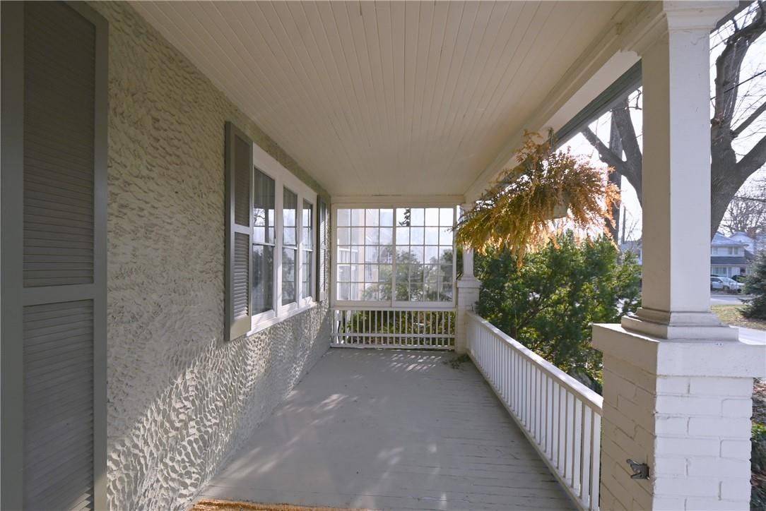 Oakville, ON L6J 3P2,209 Allan ST