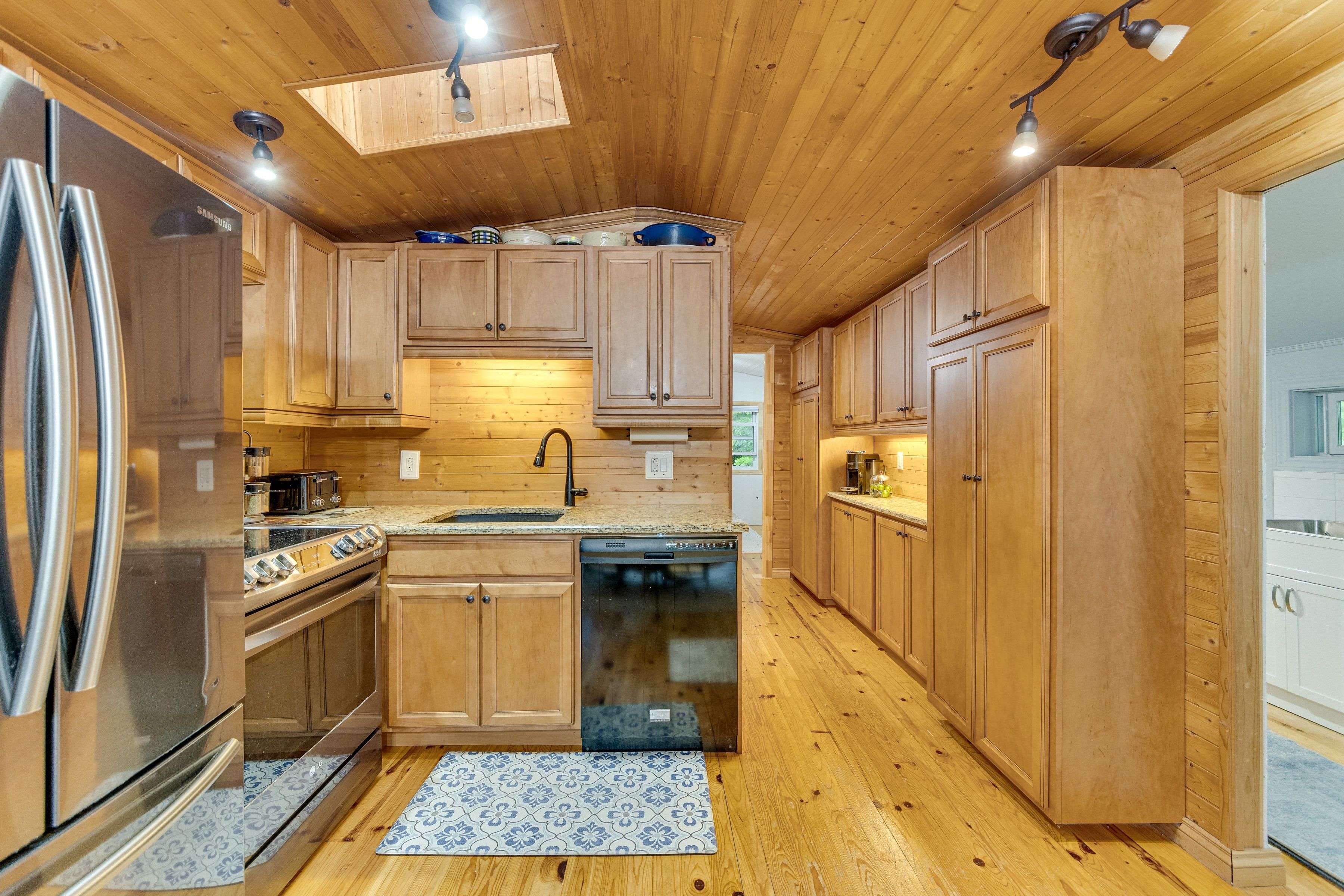 Muskoka Lakes, ON P0B 1M0,1028 Inverness RD