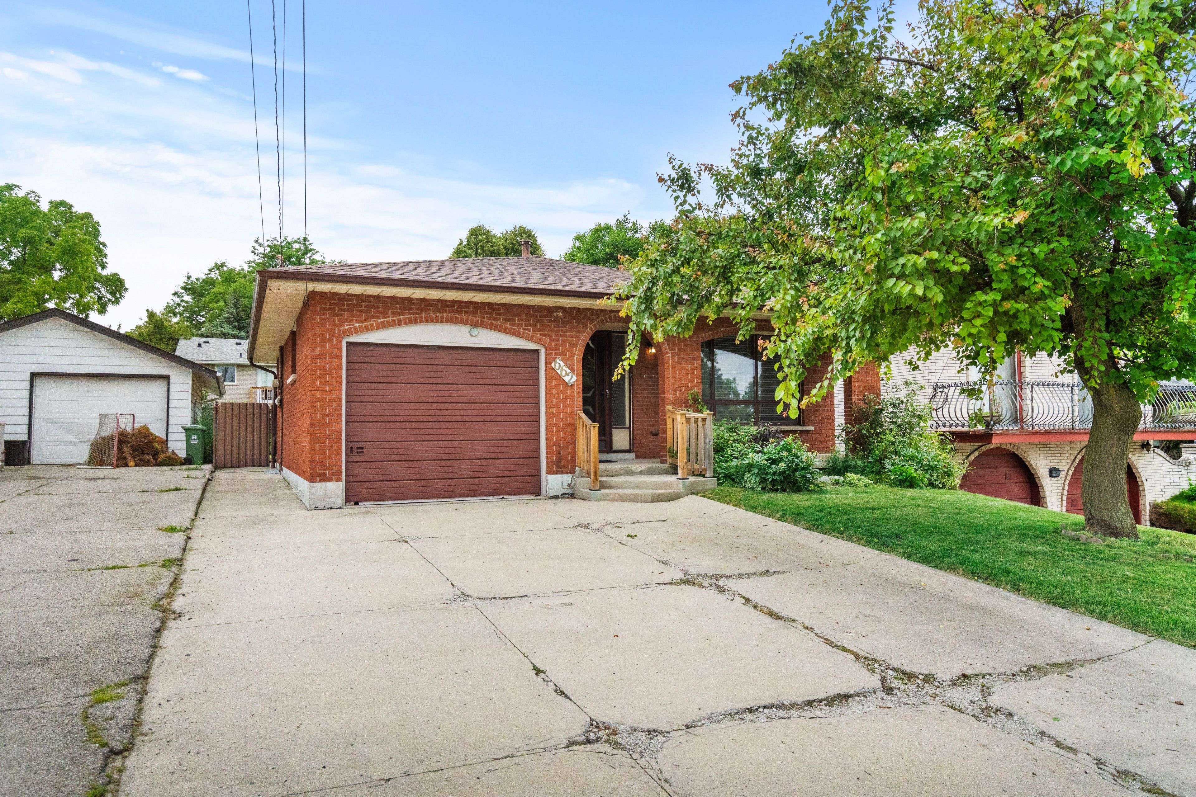 Hamilton, ON L9C 3R2,662 West 5th ST