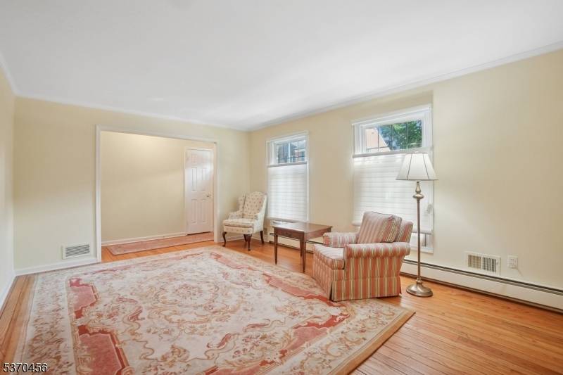 Westfield Town, NJ 07090,6 Cowperthwaite Sq
