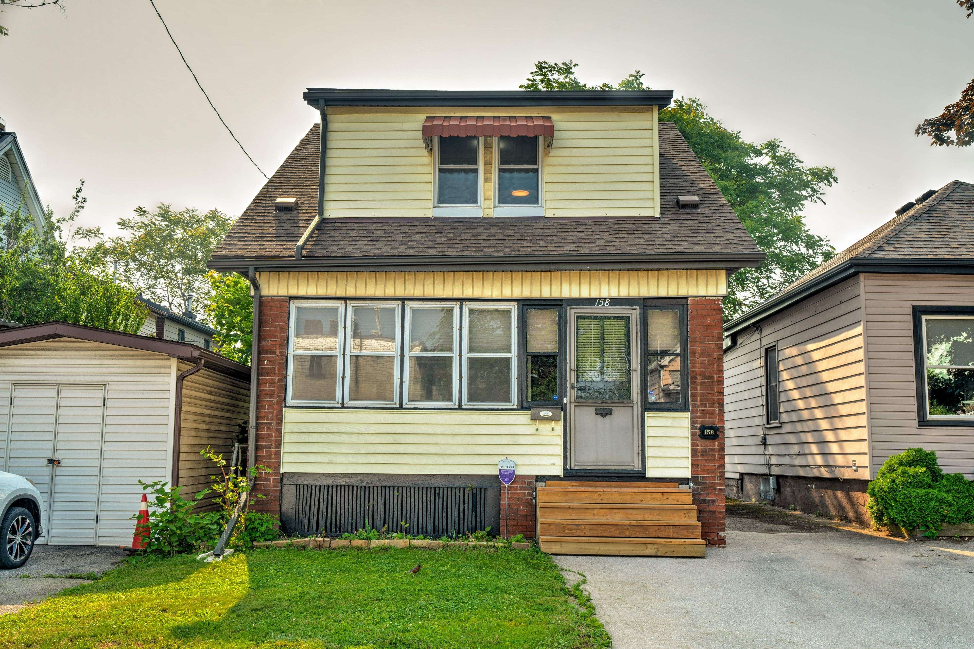 Hamilton, ON L8L 7P6,158 Rosslyn AVE N