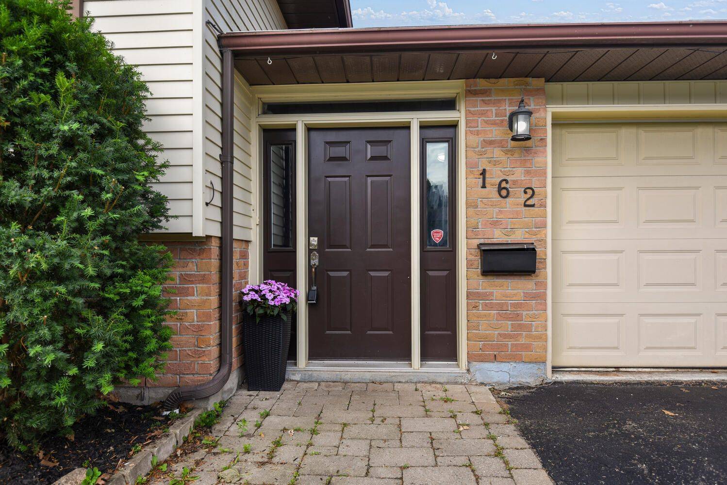 Brockville, ON K6V 6W9,162 Dana ST