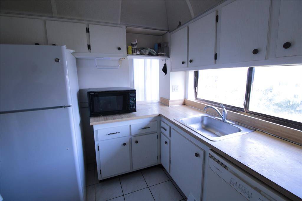 Sunny Isles Beach, FL 33160,17021 N Bay Rd #609