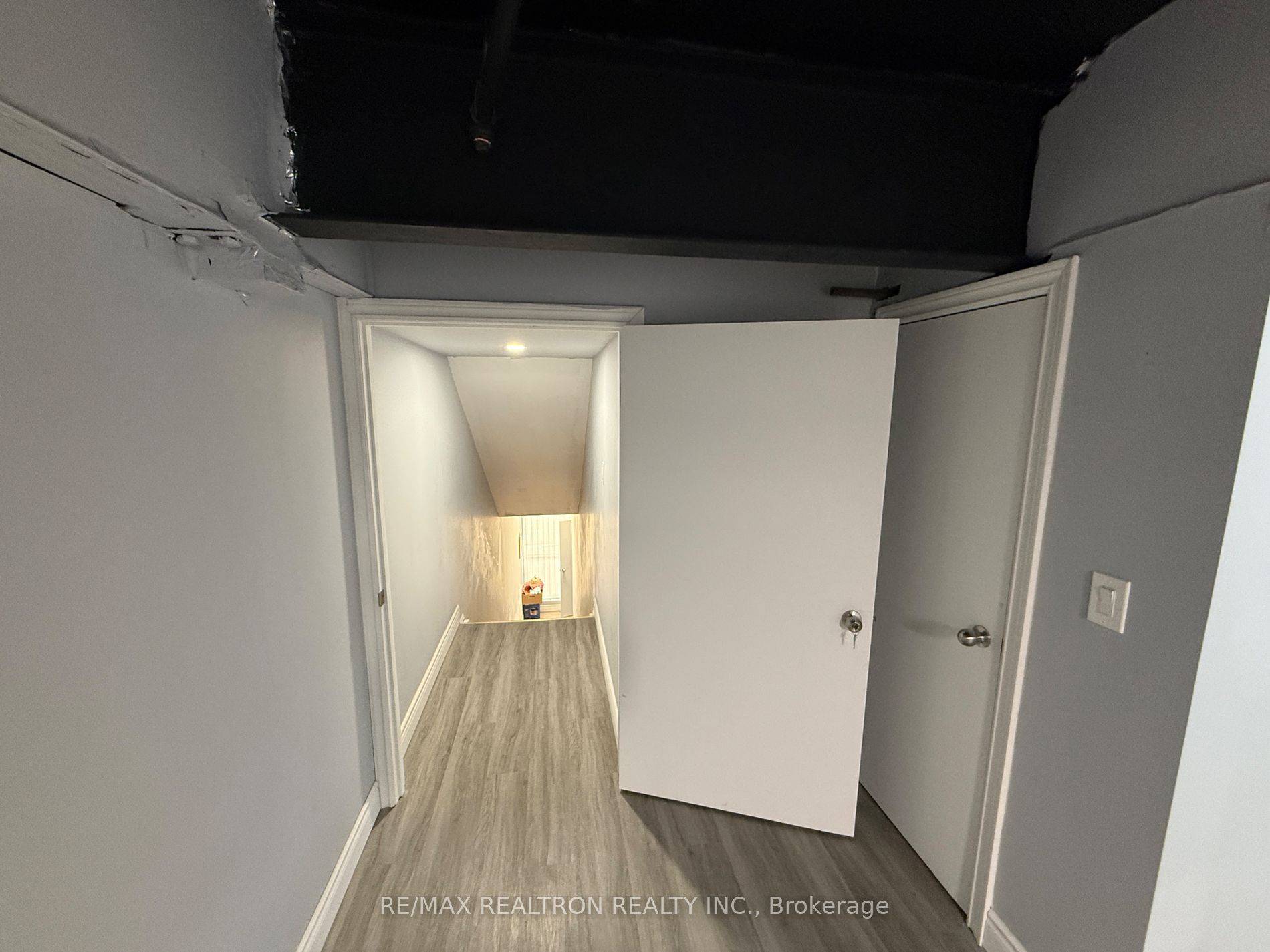 Richmond Hill, ON L4B 1J9,110 West Beaver Creek RD #23 (Upper Level)