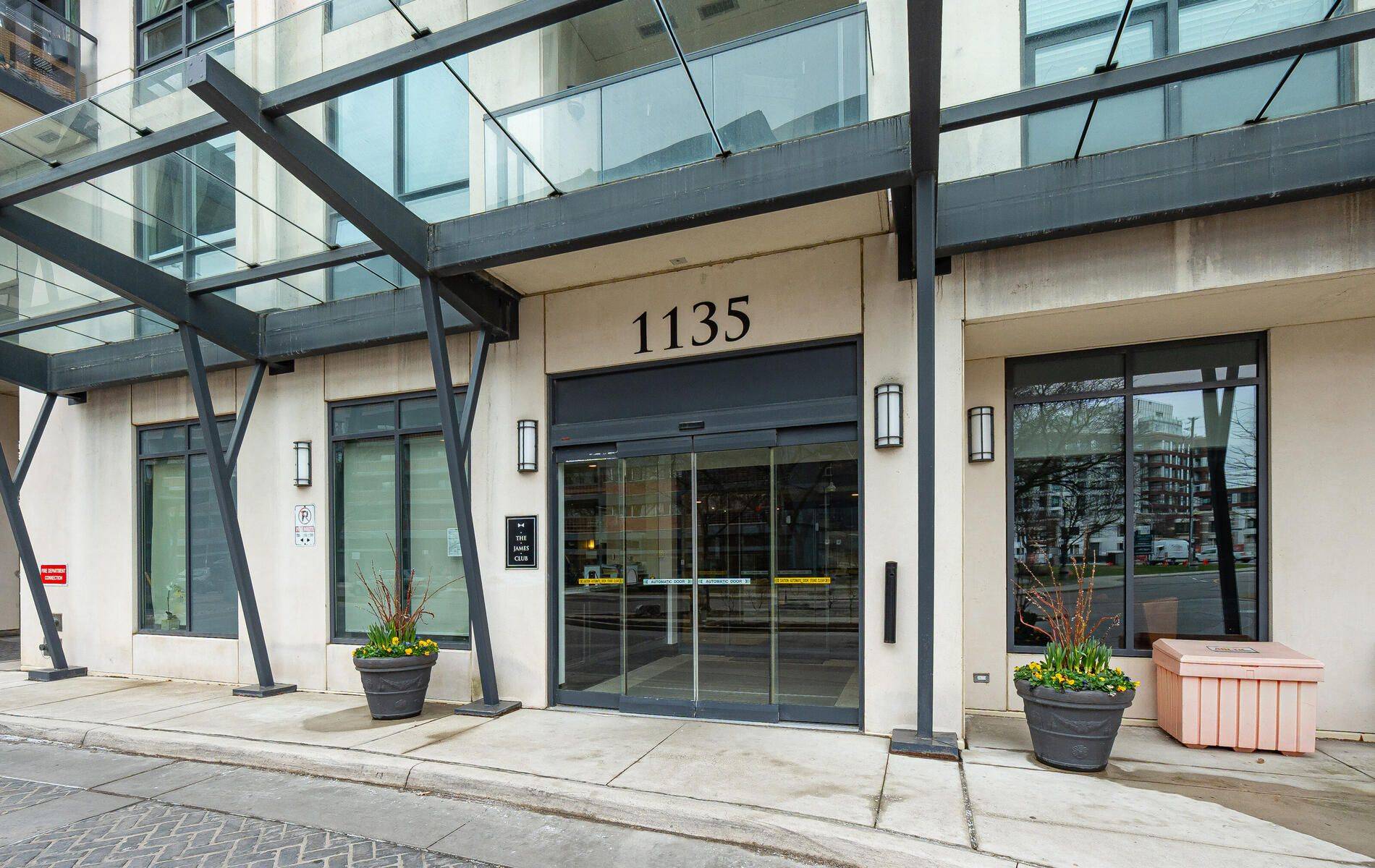 Toronto W08, ON M9A 0C3,1135 Royal York RD #1302