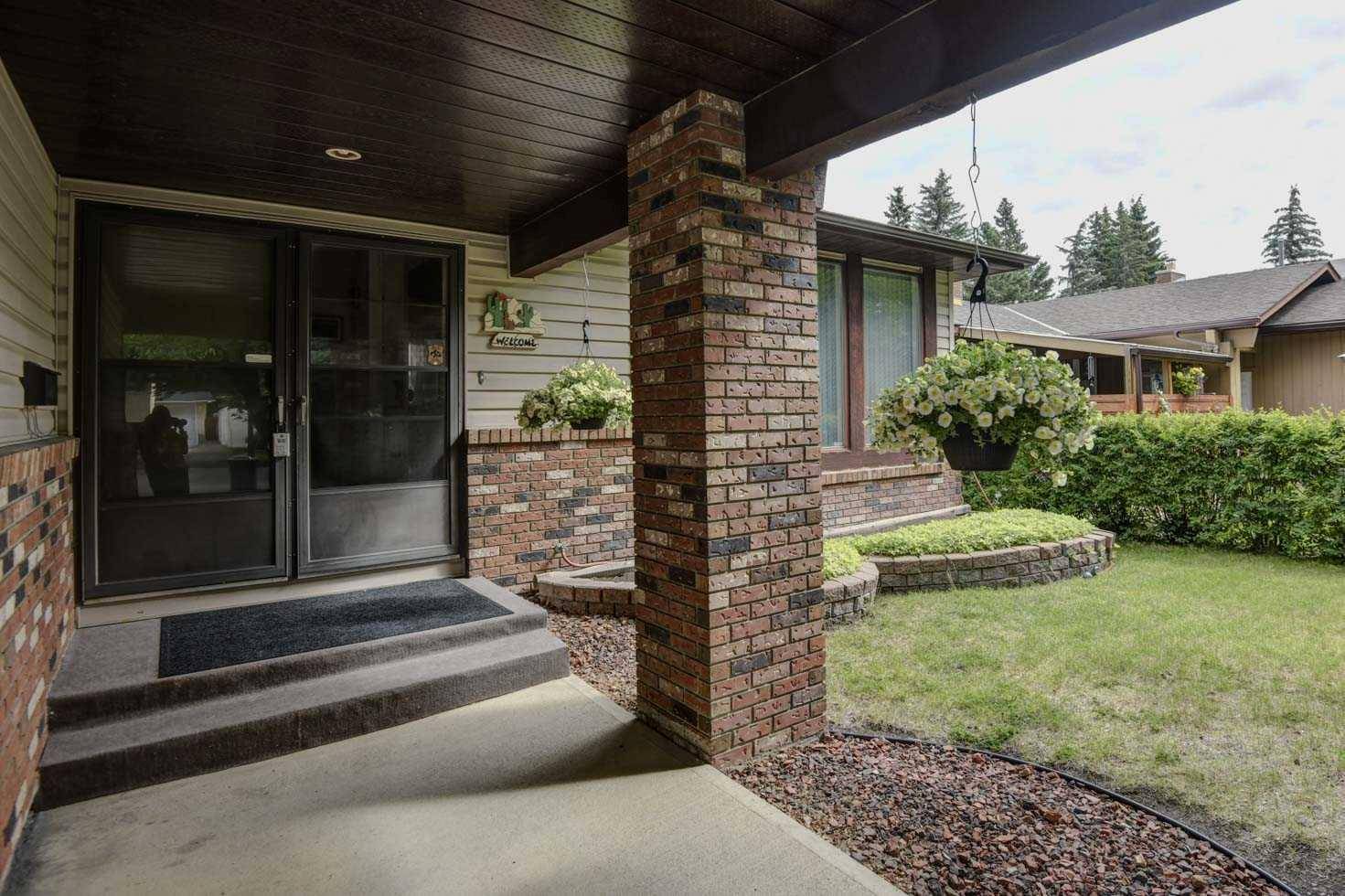 Calgary, AB T2W 2V8,812 Woodpark WAY SW