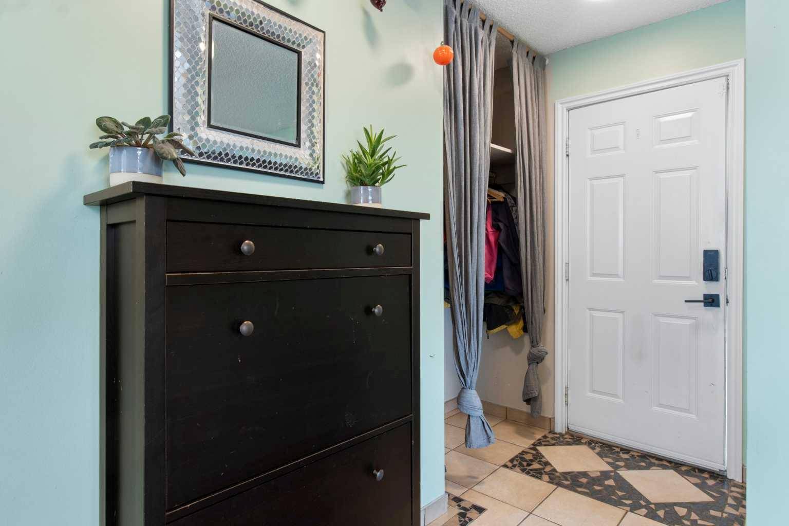 Calgary, AB T2A 2H6,1011 Penrith CRES SE