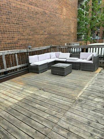 Toronto C01, ON M6G 1B4,614 COLLEGE ST #1
