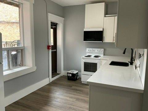 Toronto C01, ON M6G 1B4,614 COLLEGE ST #1