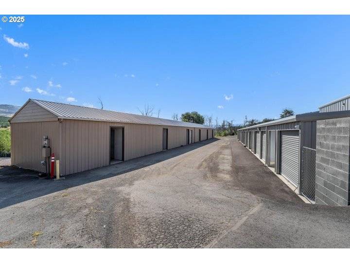 Talent, OR 97540,711 S PACIFIC HWY