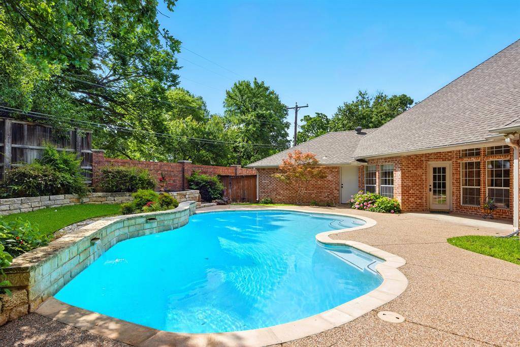 Arlington, TX 76017,2411 Oak Shadow Court