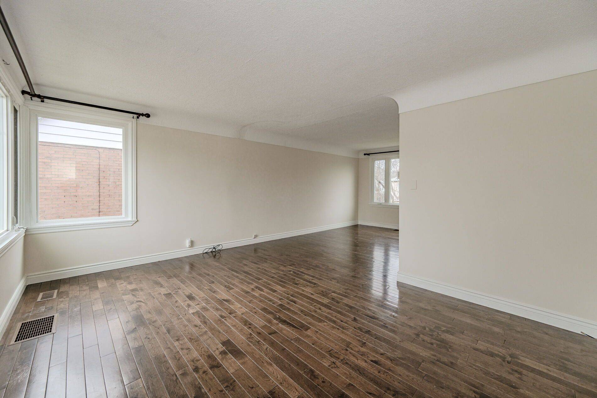 Hamilton, ON L9A 3T2,42 East 11th ST