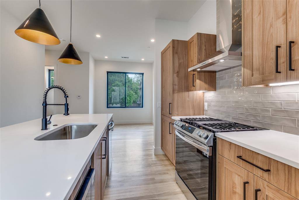 Dallas, TX 75206,5609 Live Oak Street #107