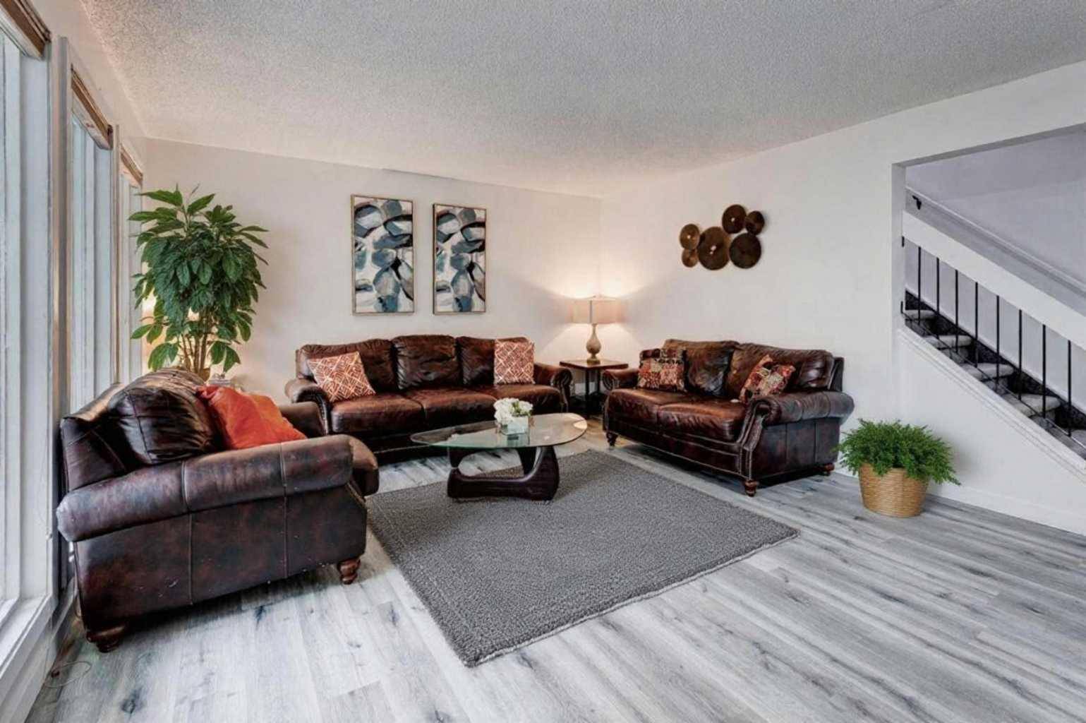 Calgary, AB T2M1R2,1511 22 AVE NW