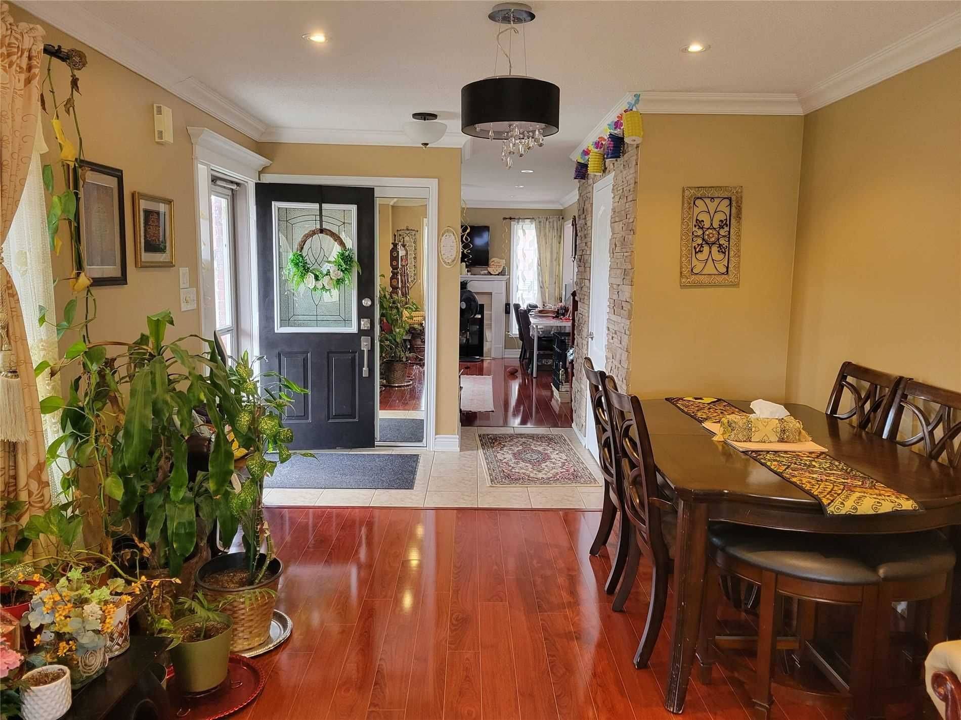 Milton, ON L9T 6L4,903 Mckay CRES S #Main
