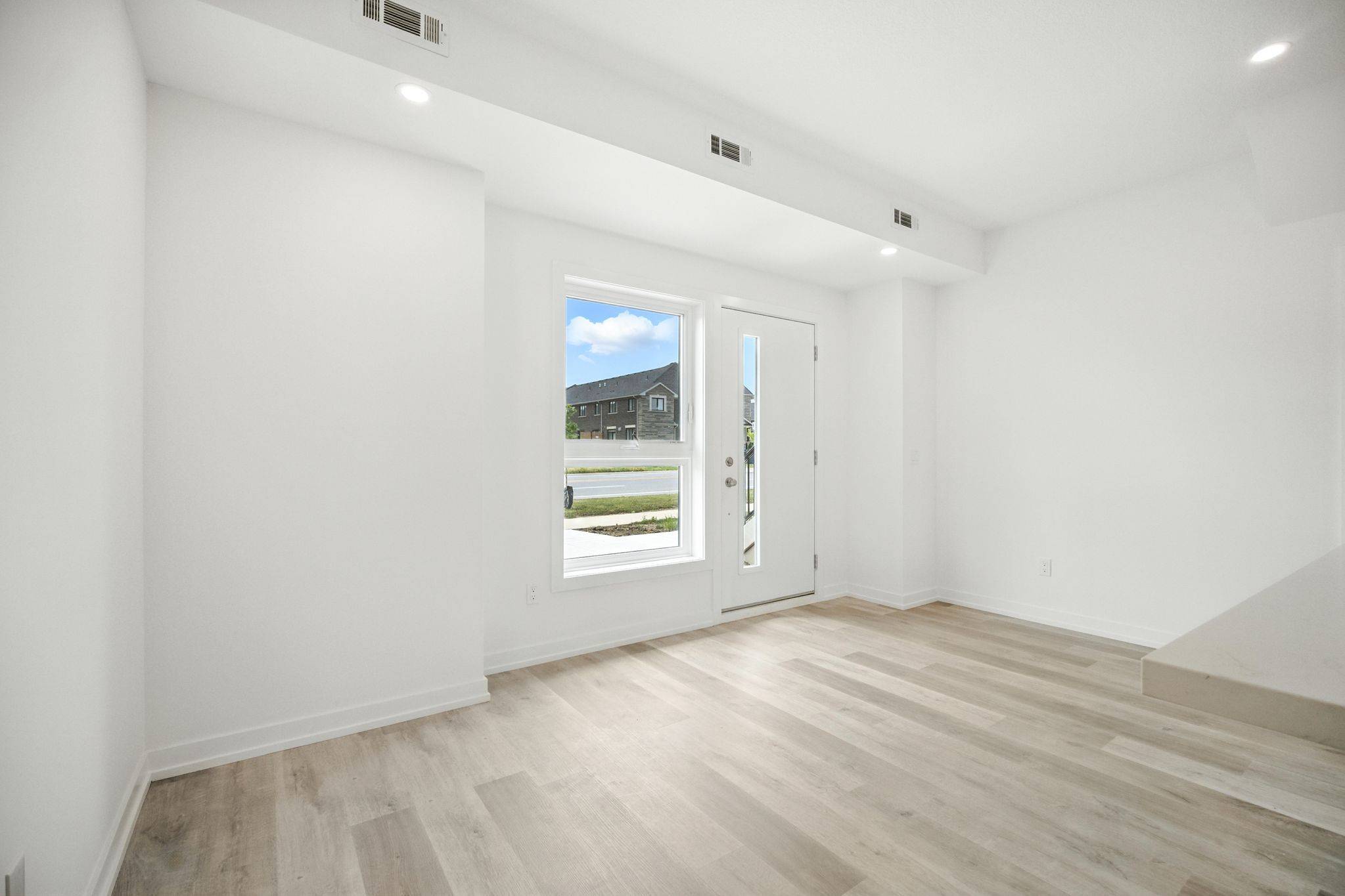Hamilton, ON L8B 1Y4,203 Burke ST