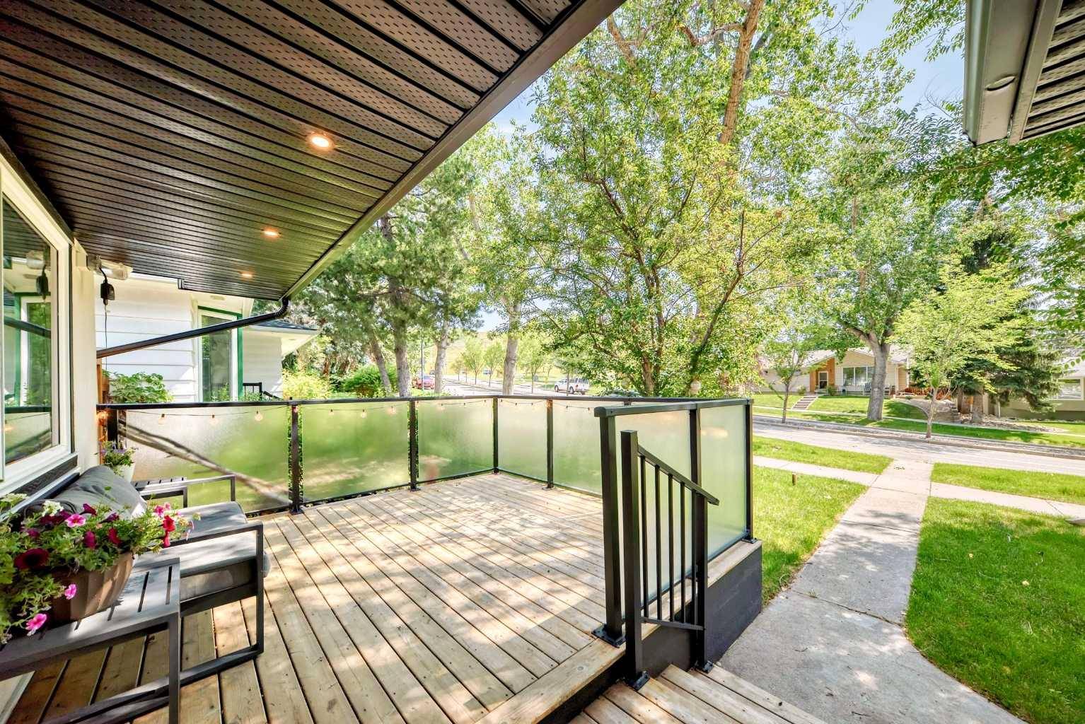 Calgary, AB T2L 2E6,4719 Charleswood DR NW