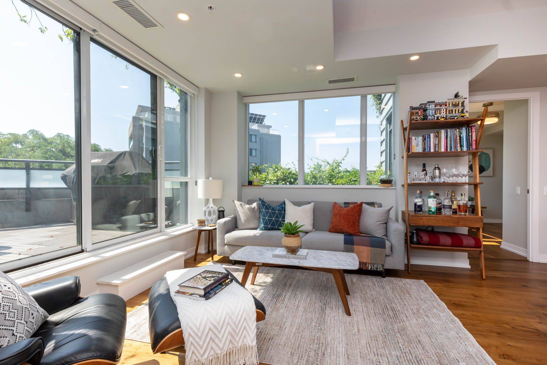 Toronto W01, ON M6R 0A7,38 Howard Park AVE #618