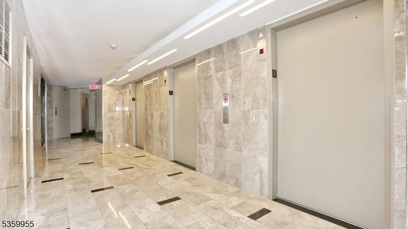 Secaucus Town, NJ 07094,1608 Harmon Cove Tower #1608