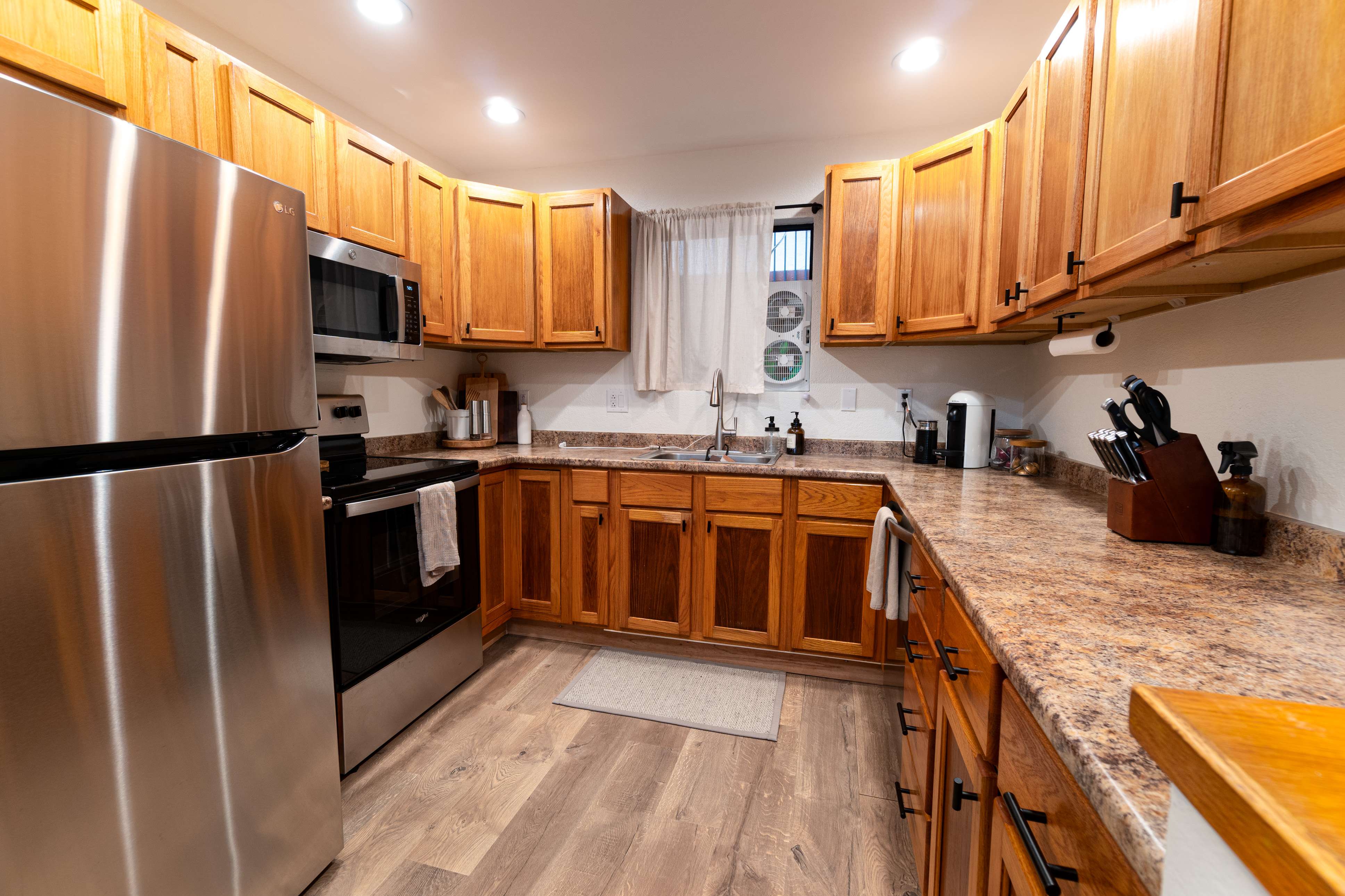 Kailua-kona, HI 96740,75-5863 KUAKINI HIGHWAY #104