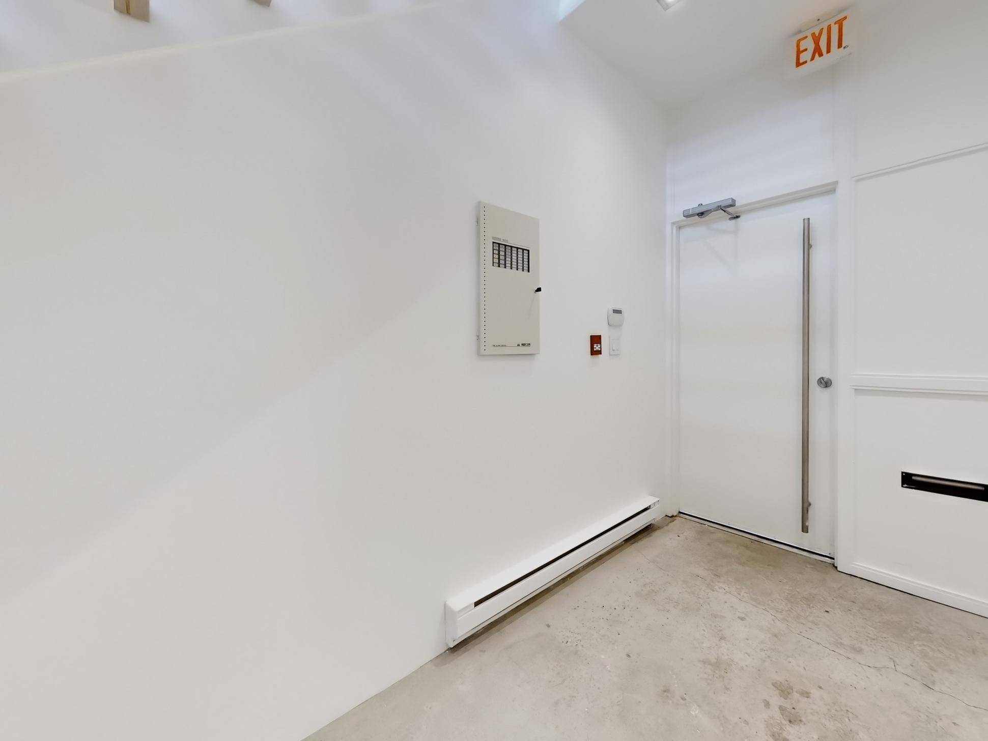 Toronto C01, ON M6J 1V9,899 Dundas ST W