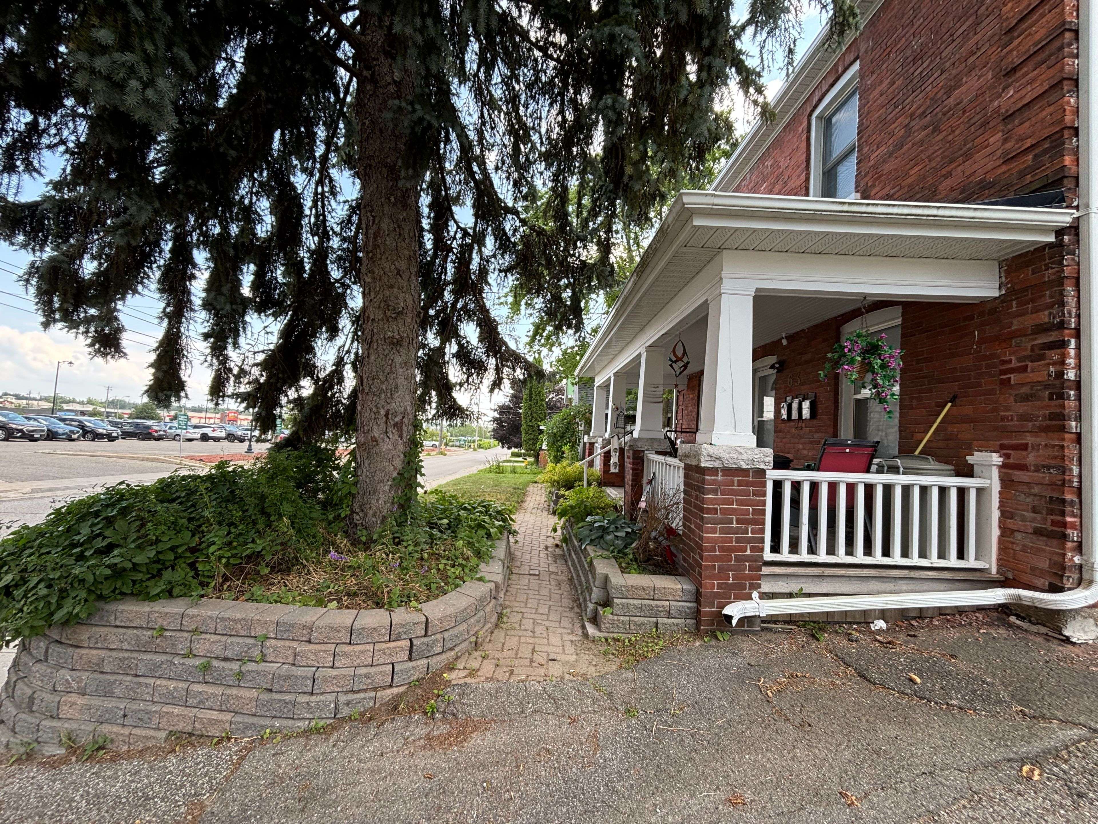 Orillia, ON L3V 5J2,63 Andrew ST S #1