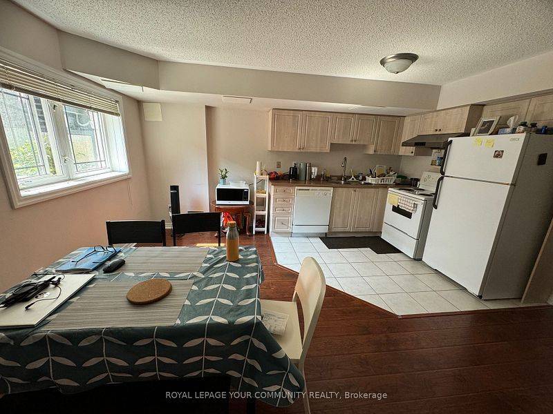 Toronto C07, ON M2M 1S4,6 Altamont RD #Lower L