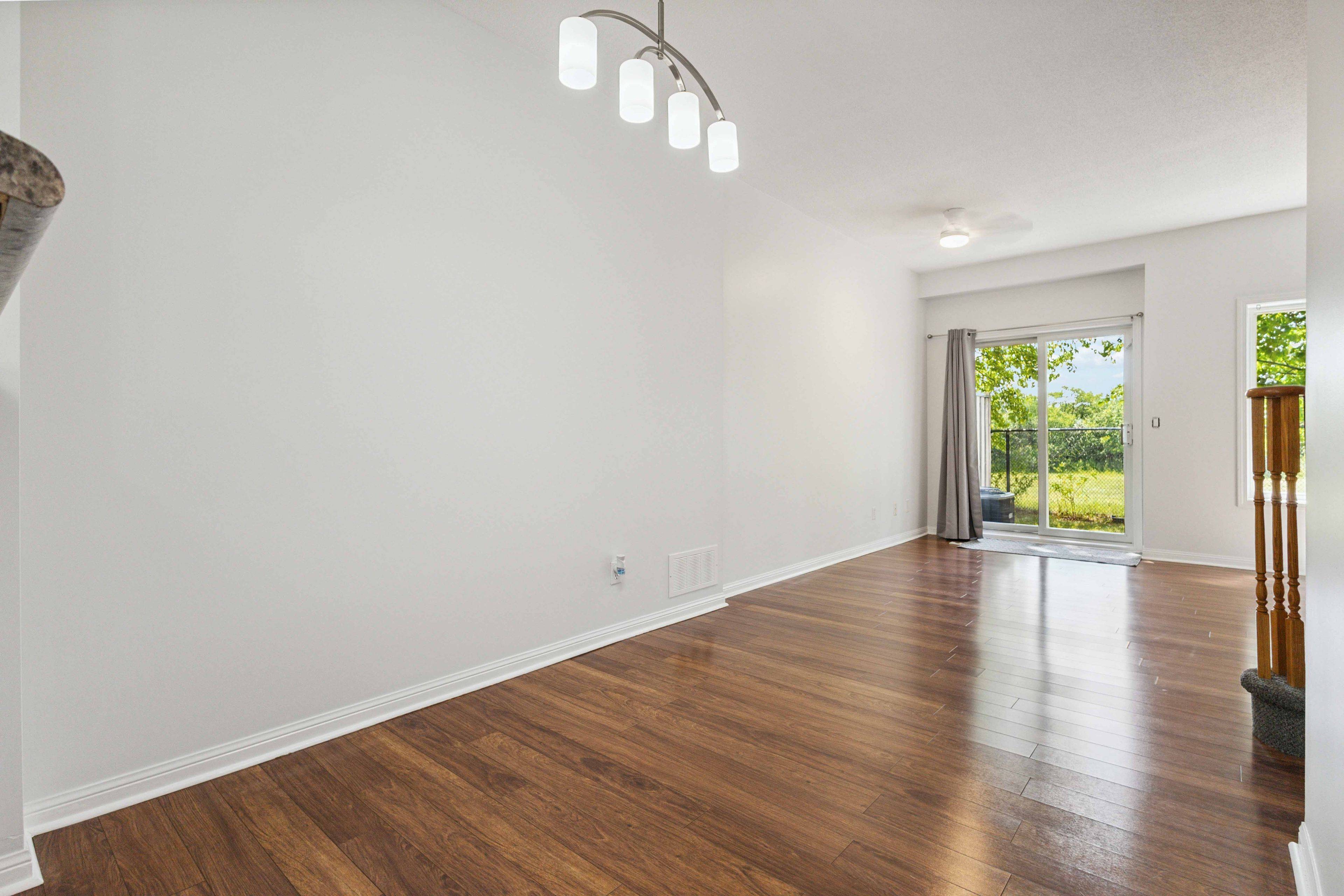 Markham, ON L3R 4E8,6 St Moritz WAY N #8