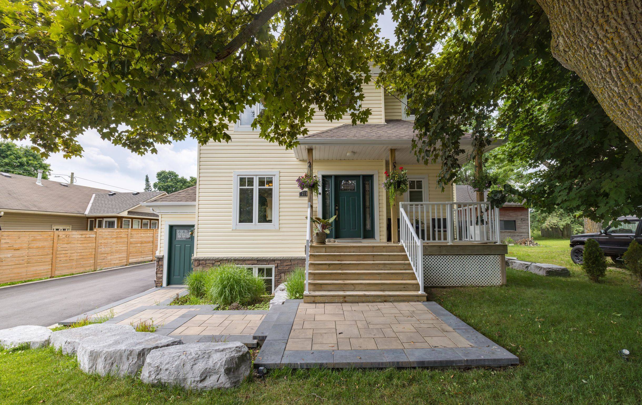 Halton Hills, ON L7J 1W9,210 Main ST N