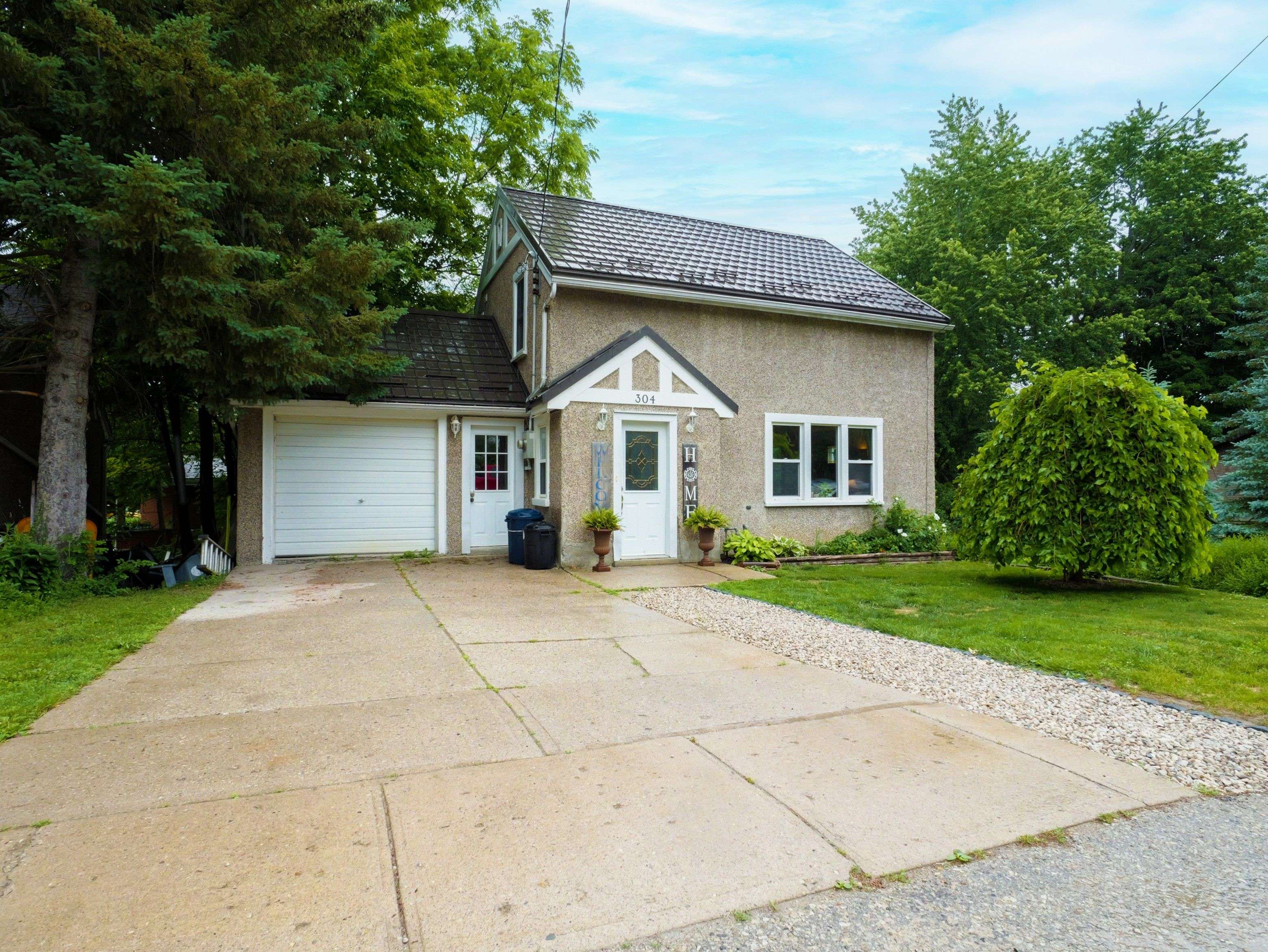 Brockton, ON N0G 2V0,304 Napier ST