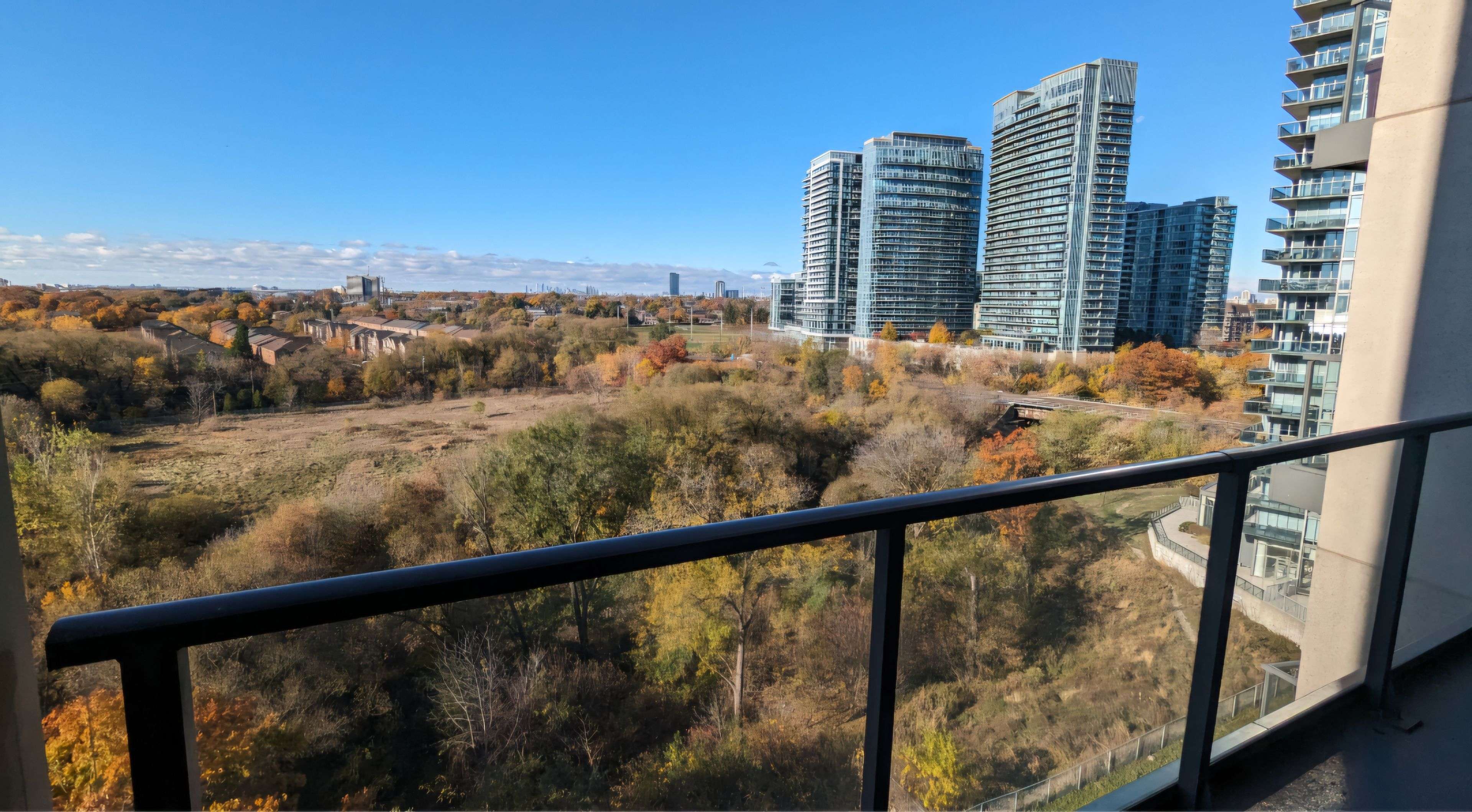 Toronto W06, ON M8Y 3H8,36 Park Lawn RD #904