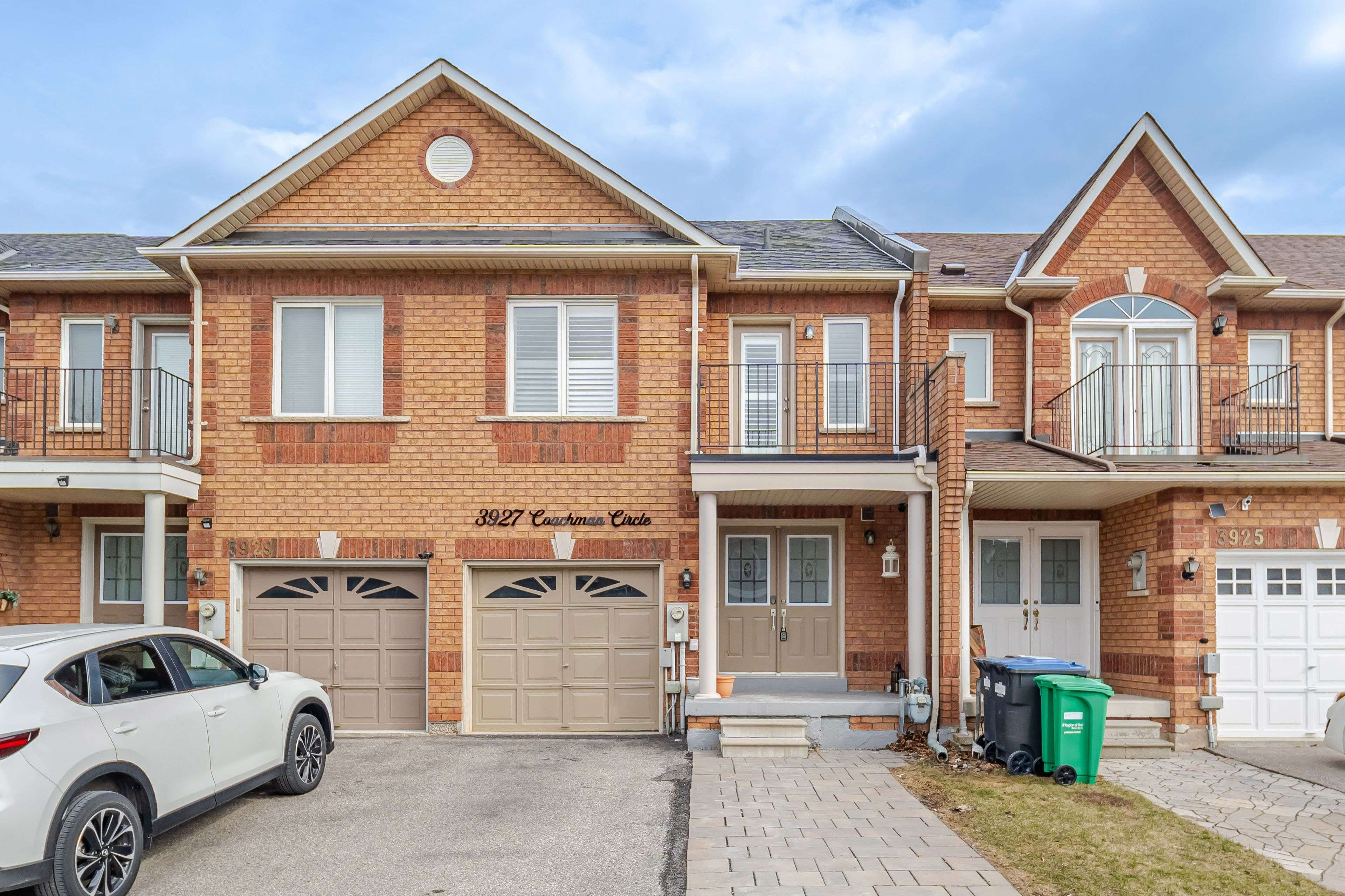 Mississauga, ON L5M 6R1,3927 Coachman CIR