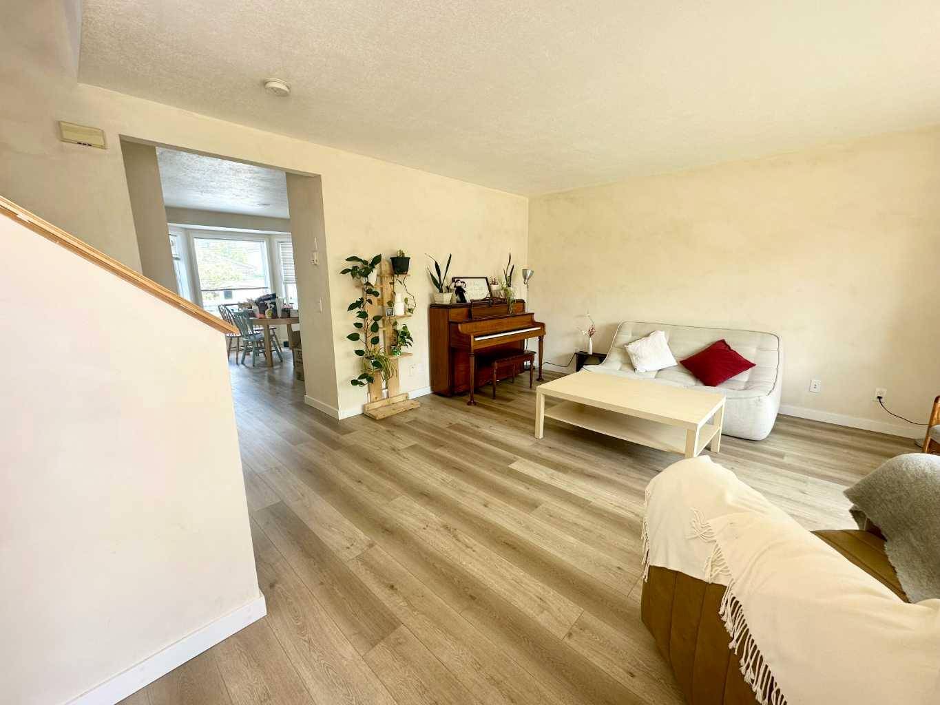 Calgary, AB T2B 3L4,654 Erin Woods DR SE