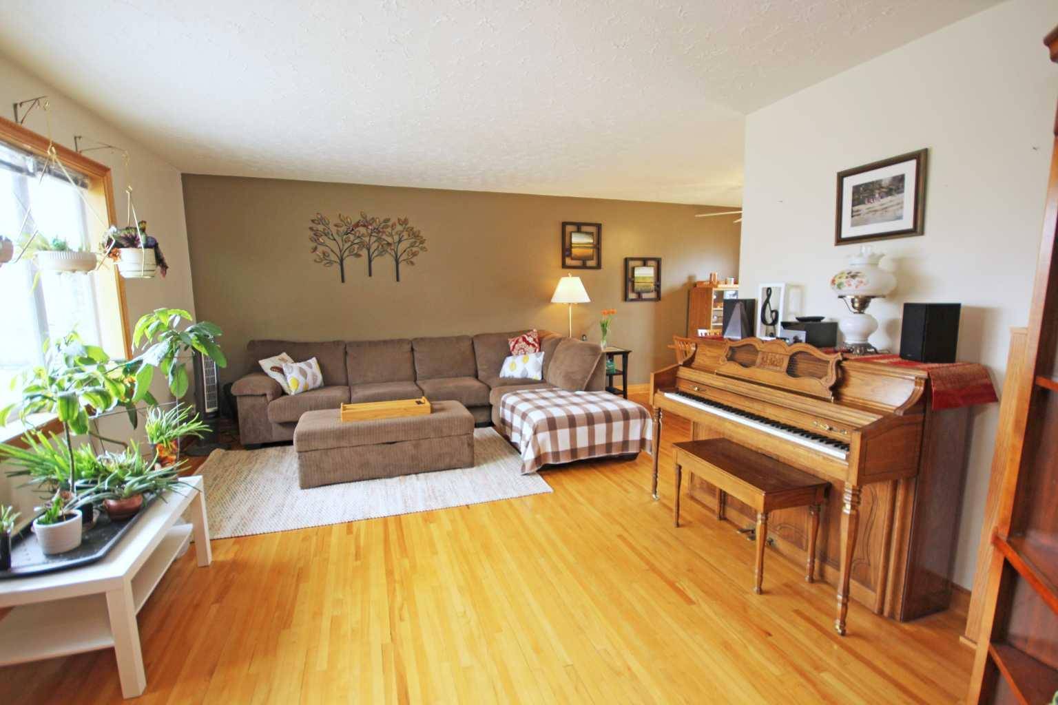 Calgary, AB T3E 4S5,3419 Kerry Park RD SW