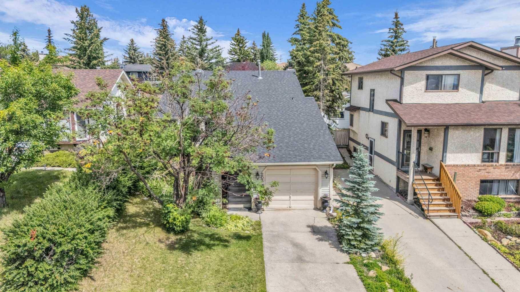 Calgary, AB T3A 2Y3,203 Edgeland RD NW