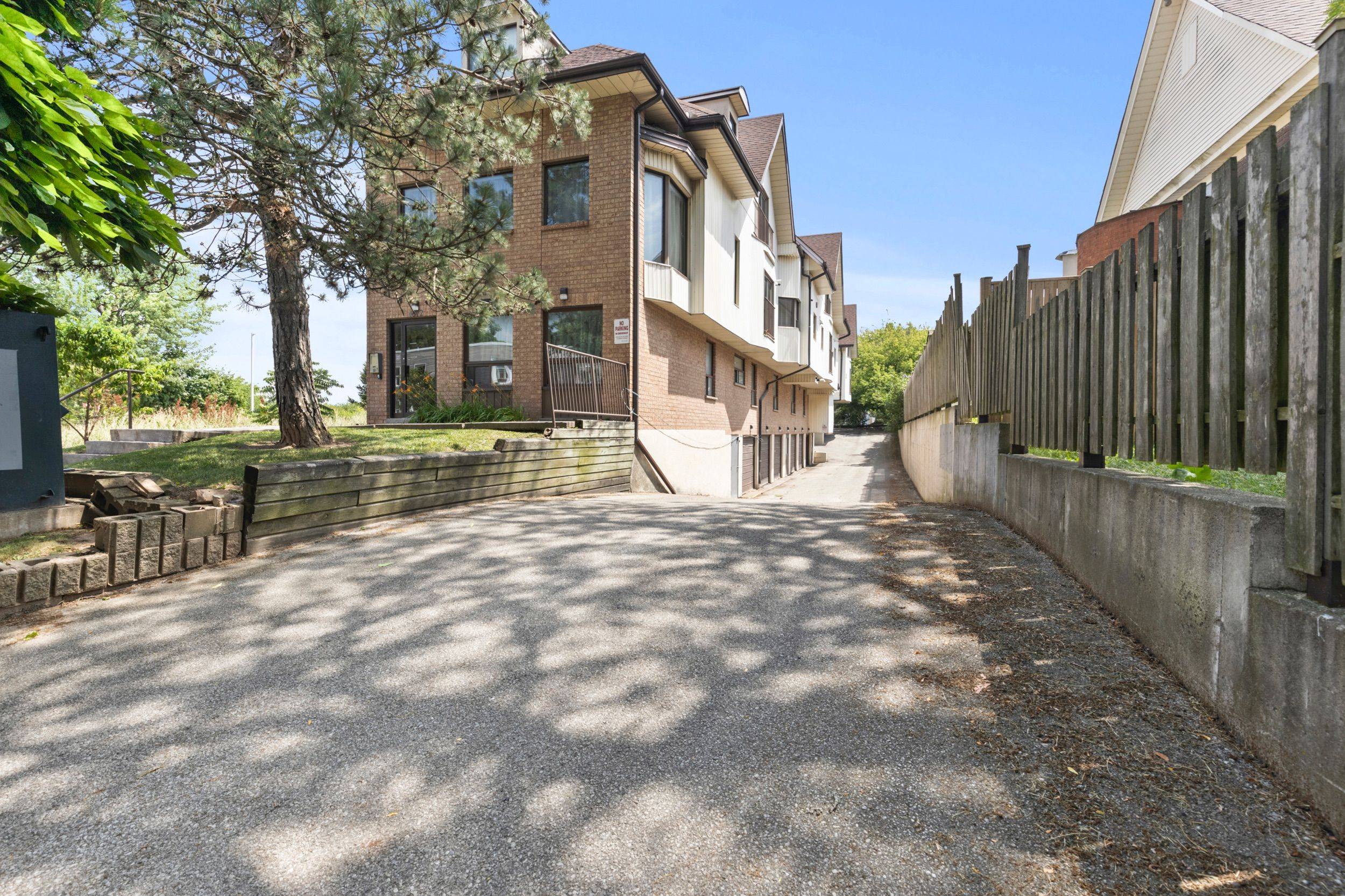 Niagara Falls, ON L2E 1W3,4872 Valley WAY #3