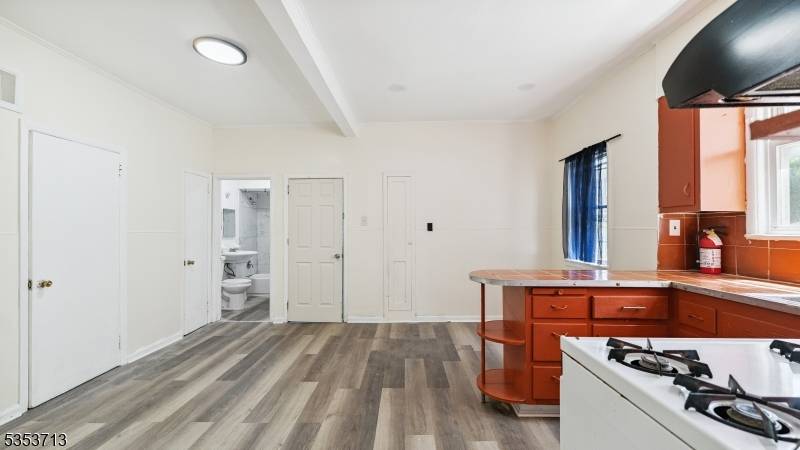 Elizabeth City, NJ 07206,251 Franklin St #1