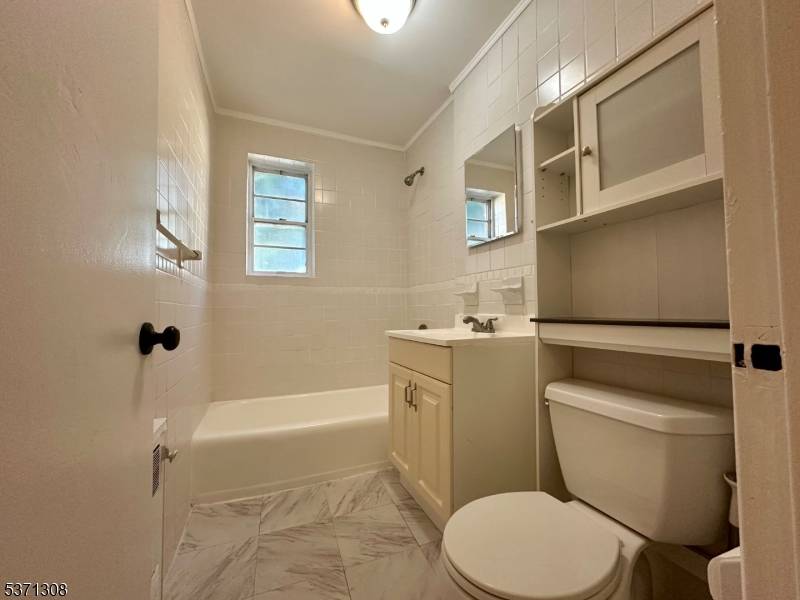 Nutley Twp., NJ 07110,6-12 Hillside Ave #2H