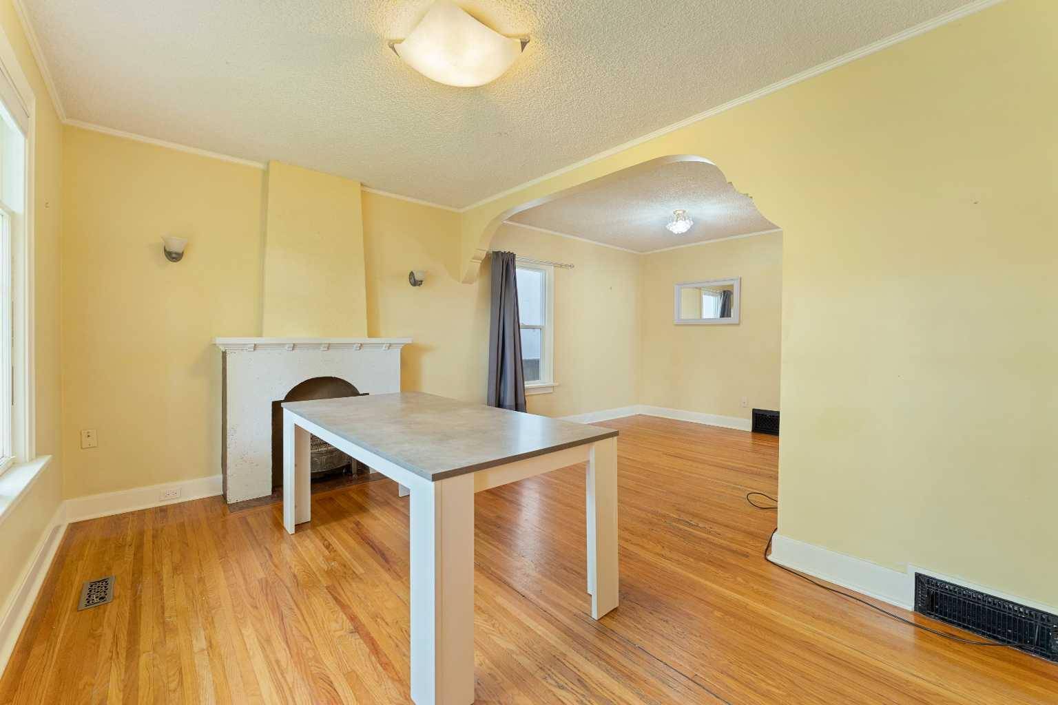 Calgary, AB T3E 2C7,2612 26A ST SW