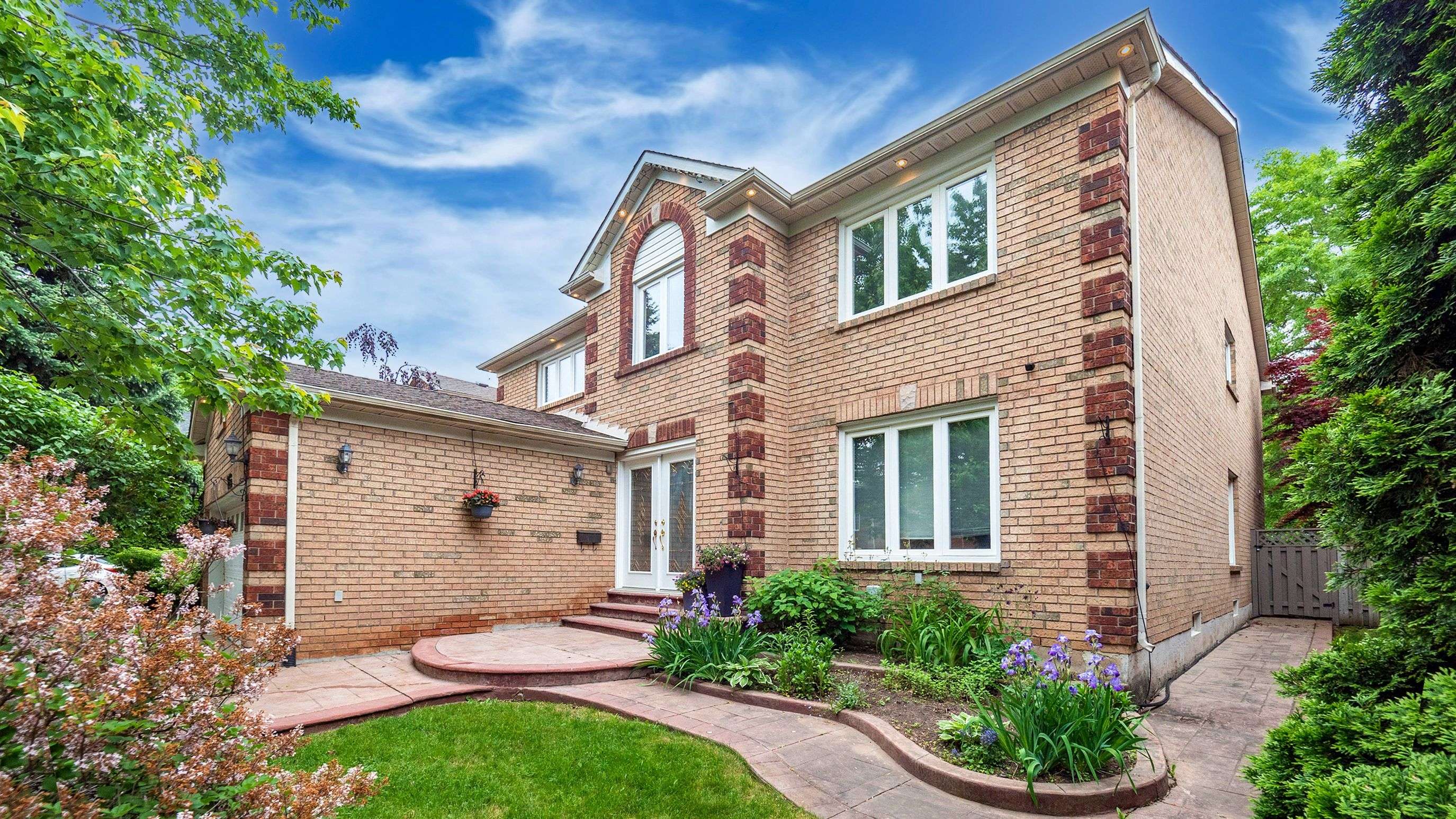 Oakville, ON L6M 2Y9,2156 Lumberman LN