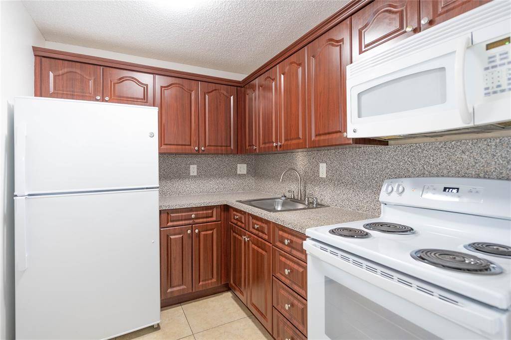 Hialeah, FL 33015,7235 NW 179th St #212