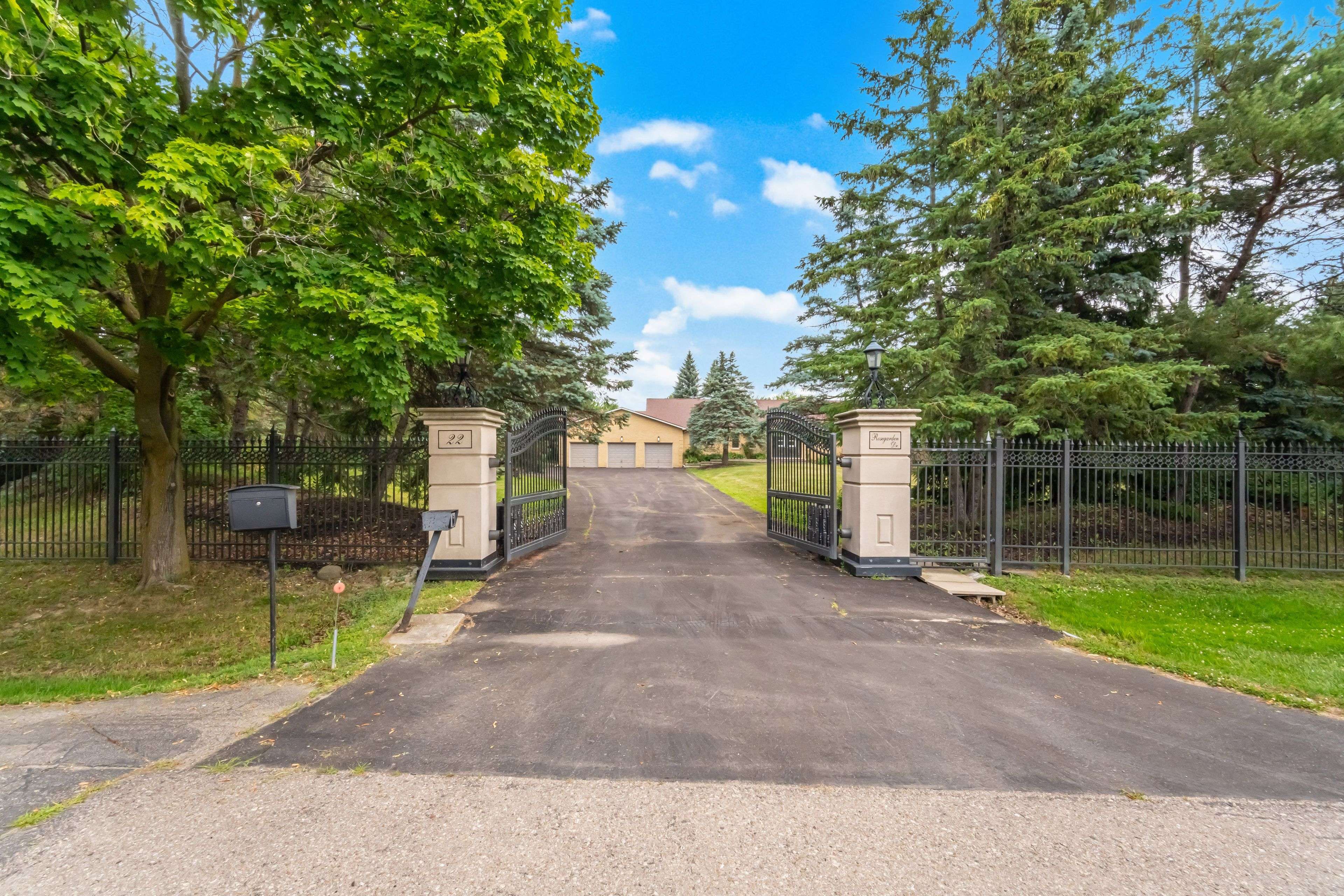Brampton, ON L6P 0E6,22 Rosegarden DR