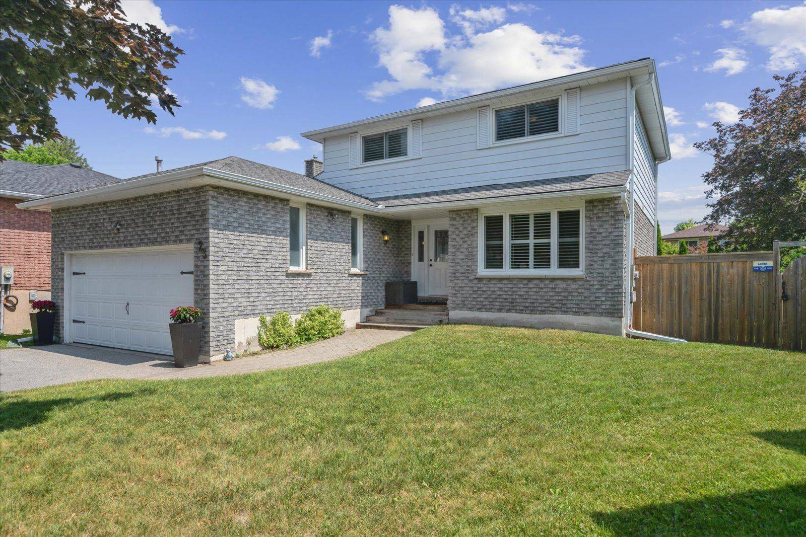 Georgina, ON L4P 3L7,23 Panama CT
