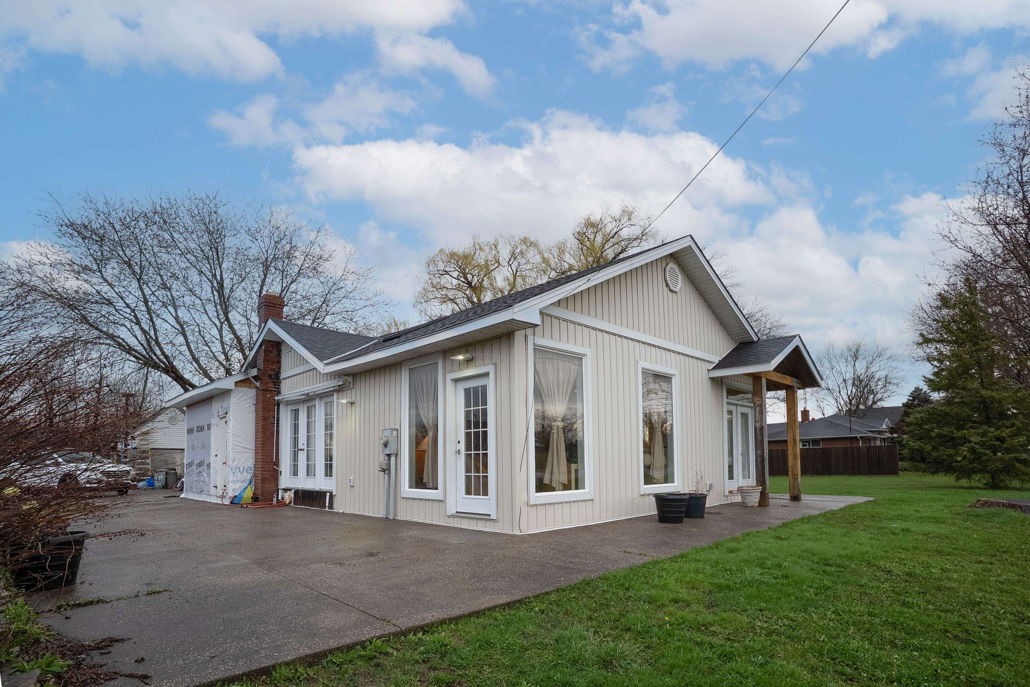Fort Erie, ON L2A 5M4,1093 SUNSET DR