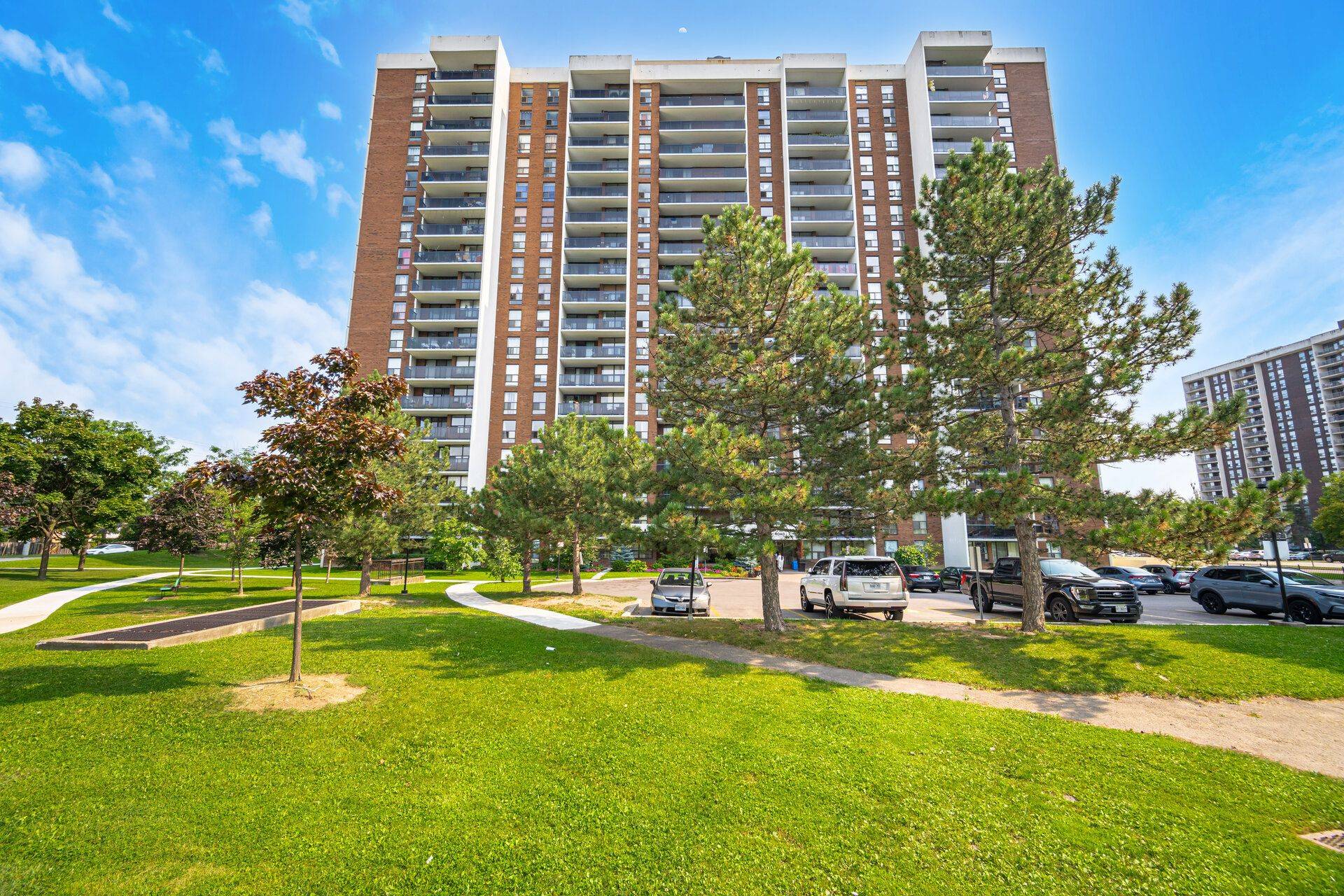 Brampton, ON L6T 3Y1,21 KNIGHTSBRIDGE RD #1507